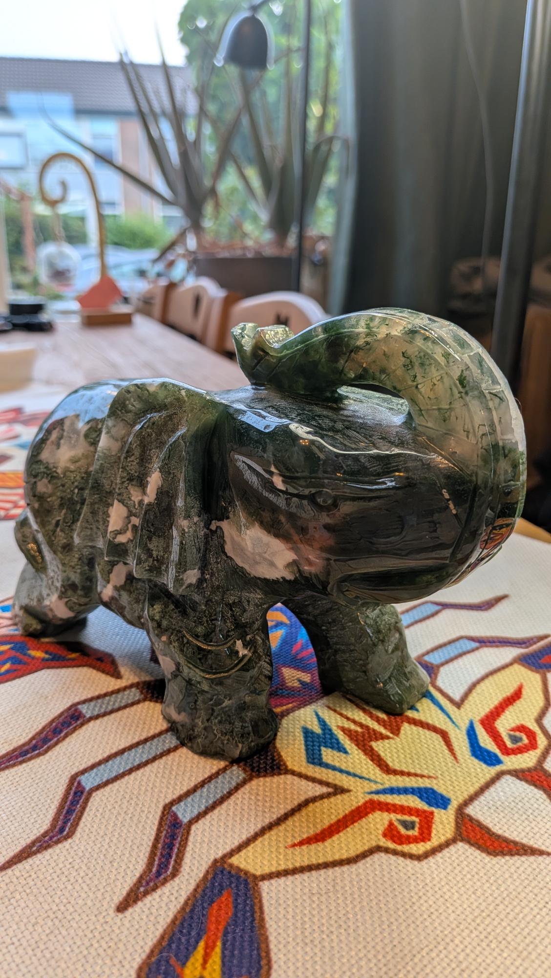 Grote zware olifant carving van mosagaat van 2097 gram en 22 cm - Edeltwist