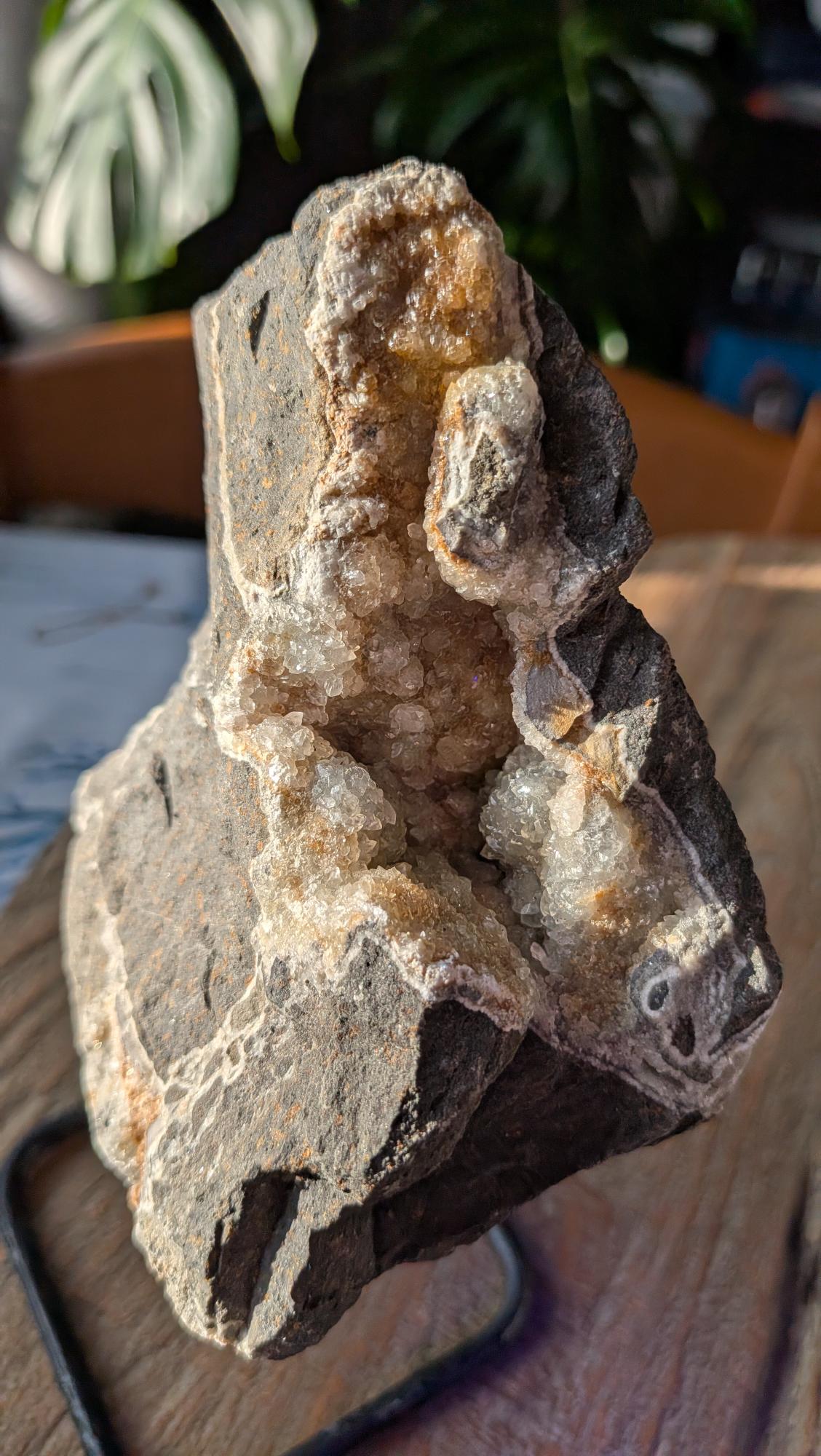 Detailopname van de sprankelende calcietkristallen in de holte van de geode, waarbij de natuurlijke kristalstructuur goed zichtbaar is.