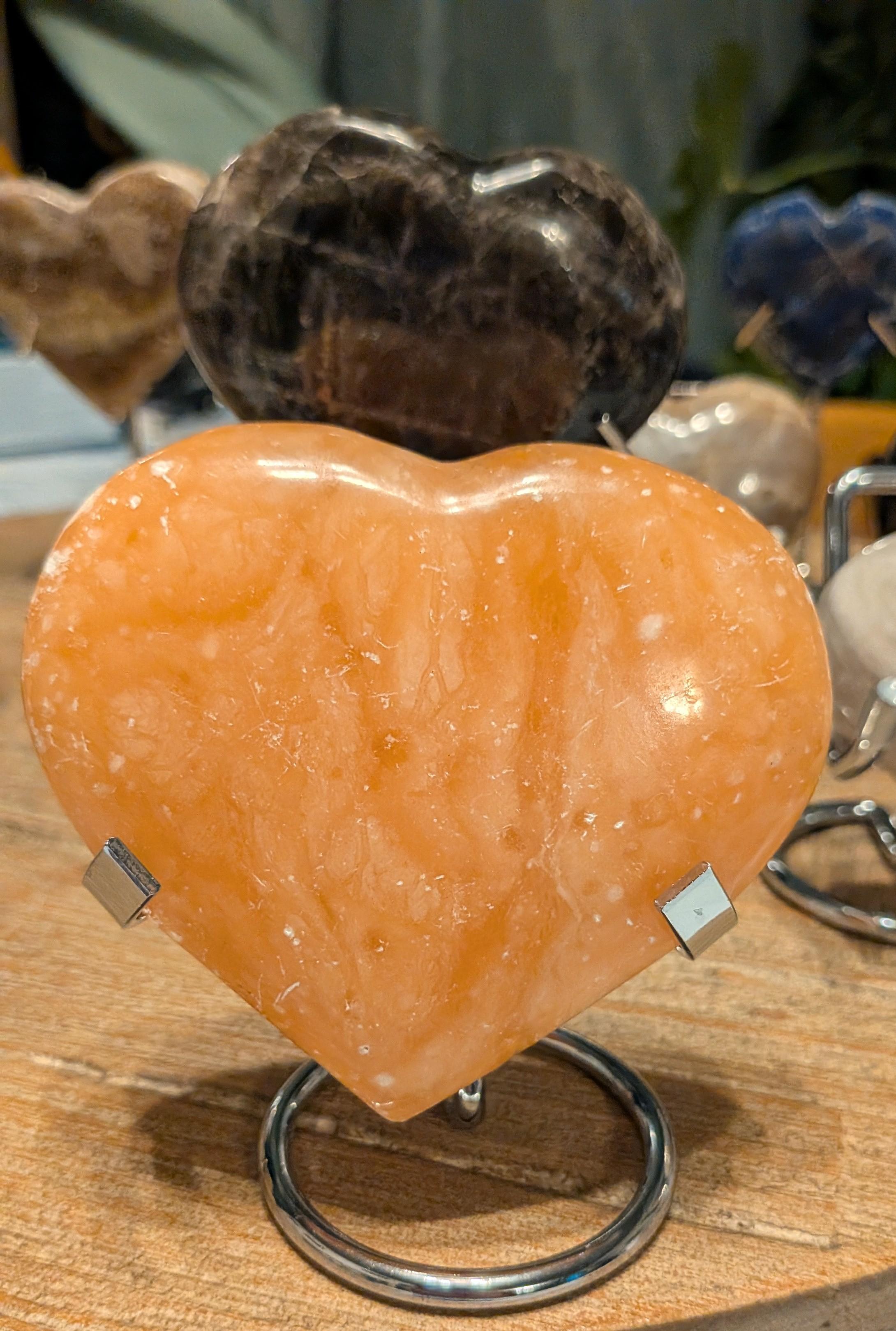 "Close-up van de natuurlijke structuur en glans van een Mexicaans oranje calciet hart."