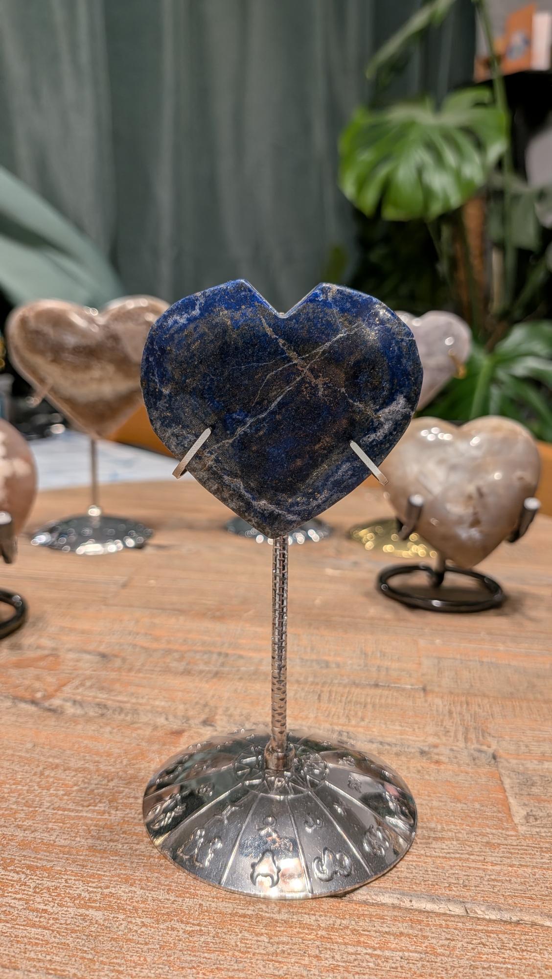 "Detailopname van Lapis Lazuli met goudkleurige pyriet spikkels en witte calciet aders in hartvorm."