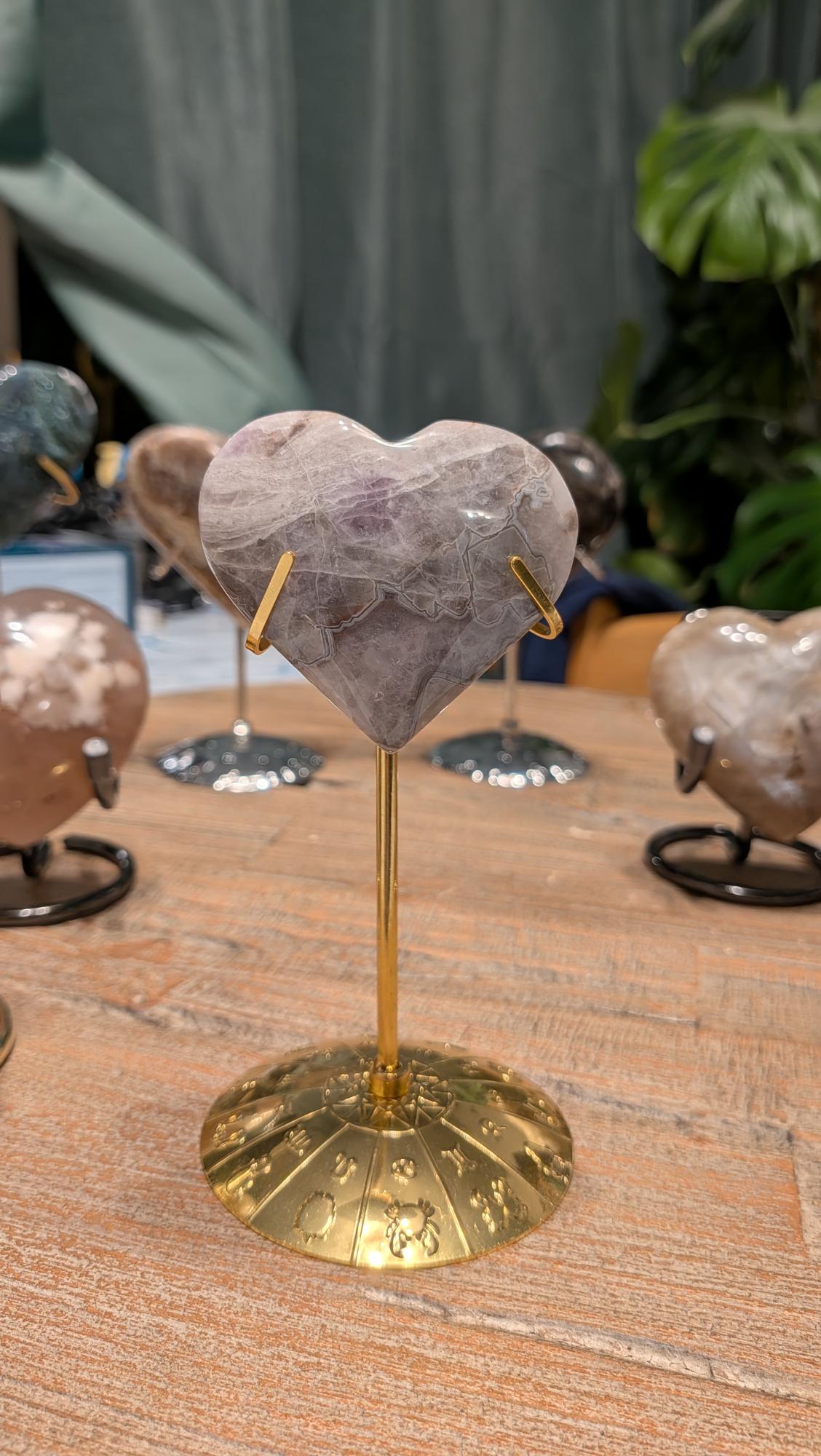 "Detail van de V-vormige kristalstructuur van een gepolijst amethist hart van 6 cm breed."