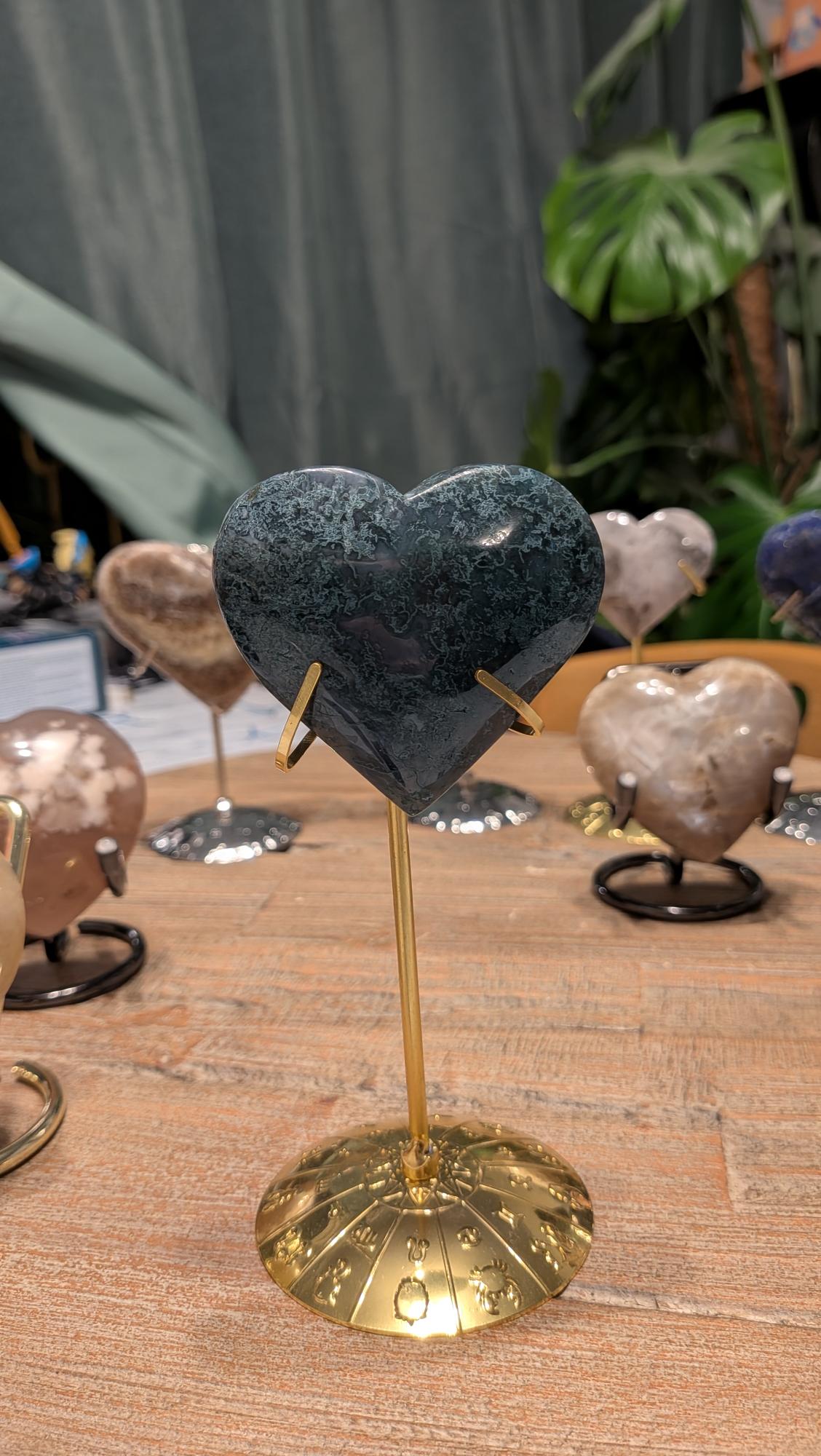 "Detailopname van de mosachtige groene insluitingen in een transparant tot wit hart van mosagaat."