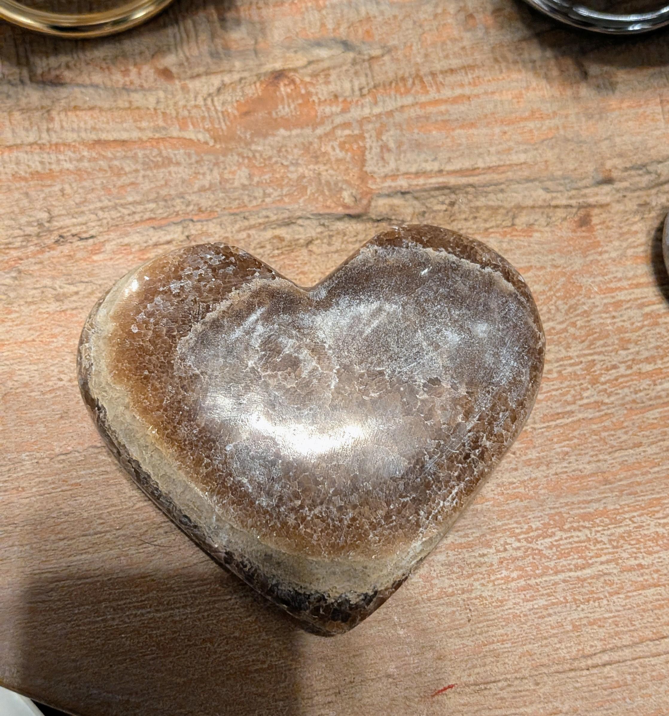 "Detail van de zijdeachtige glans en de unieke minerale banen van een natuurlijk onyx hart."