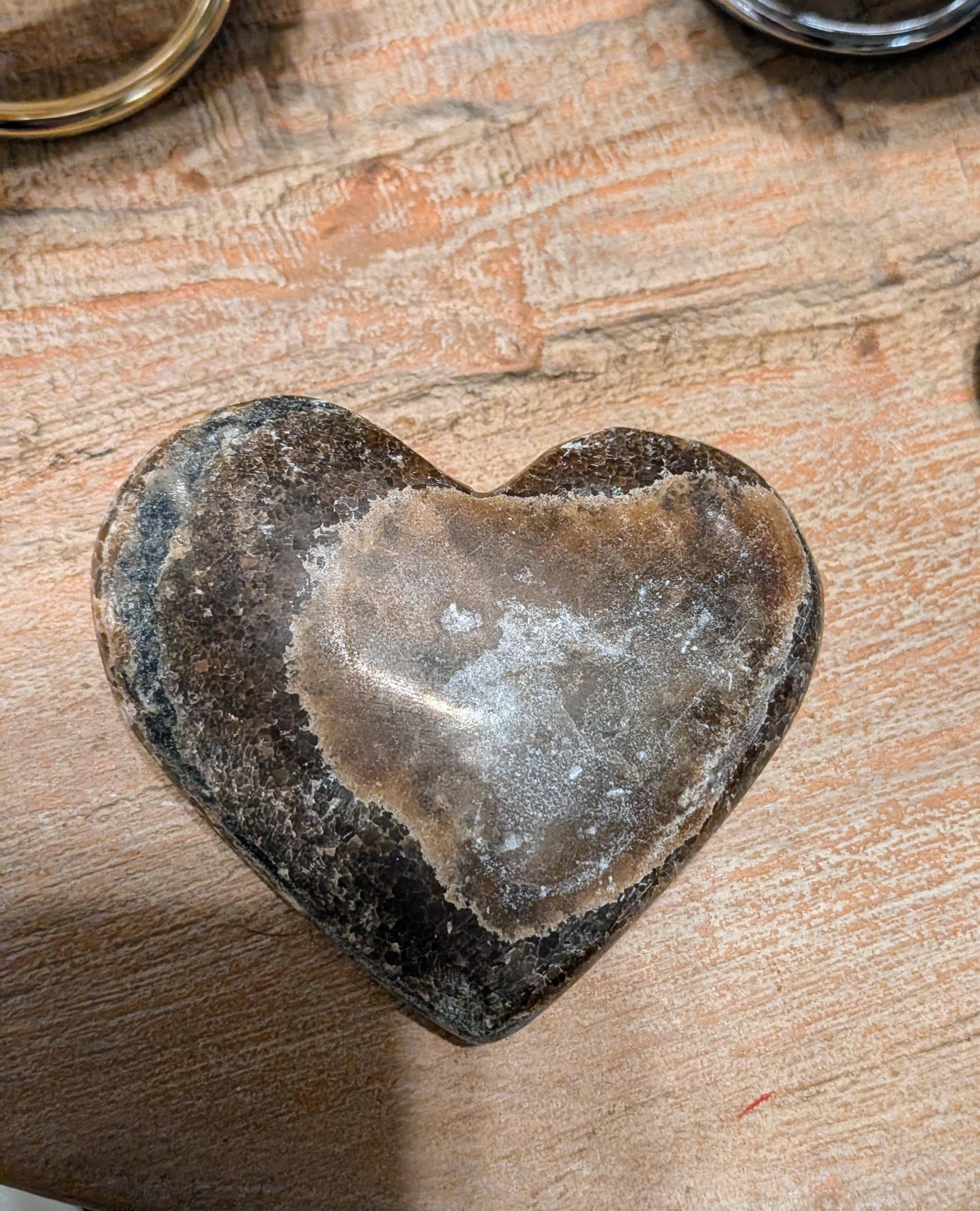 "Groot handgepolijst onyx hart van 216 gram met natuurlijke bruine en witte gelaagdheid, afmeting 9x8 cm."