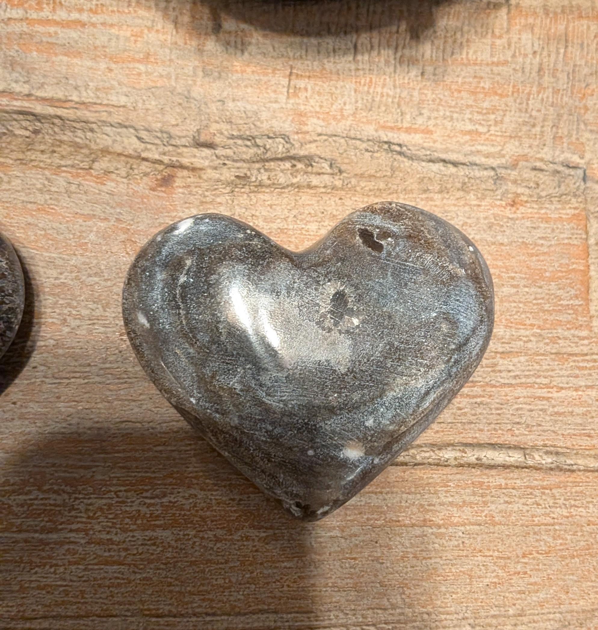 "Handgepolijst hart van grijze chocolade onyx met natuurlijke bruine en grijze banen, 132 gram, 7.5 cm breed."