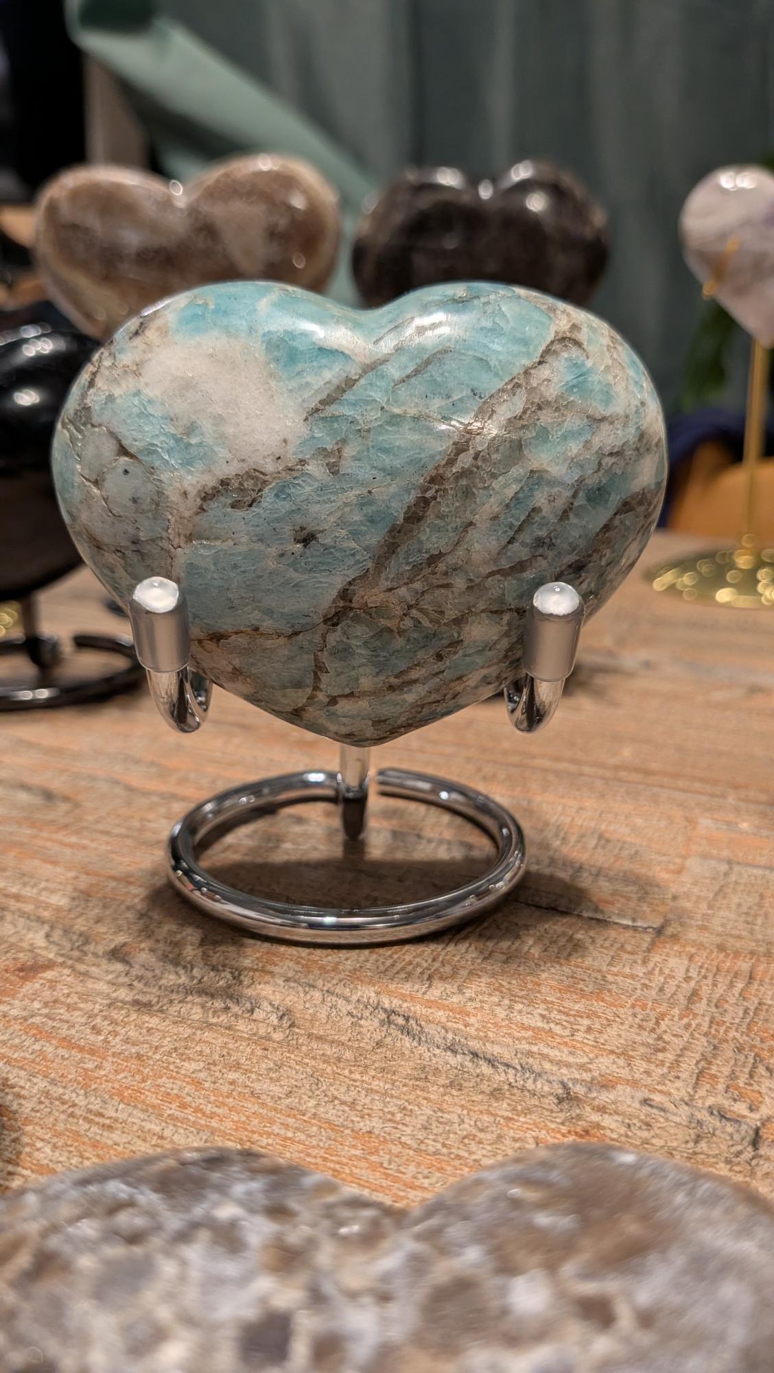 "Close-up van de zijdezachte glans en de natuurlijke adering in een gepolijst Amazoniet hart."