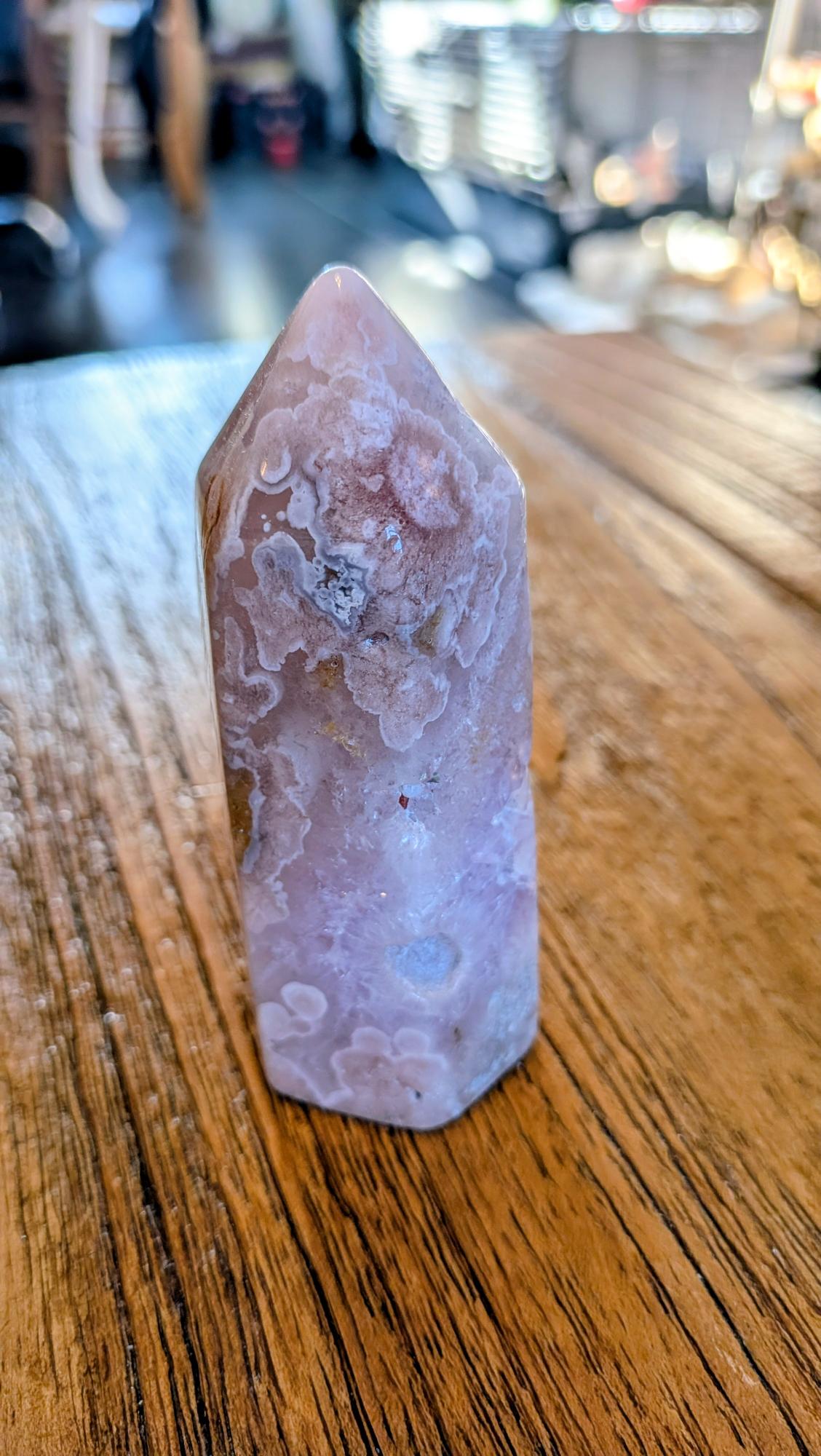 "Gepolijste toren van roze amethist en bloem agaat met zachte pastelkleuren en natuurlijke patronen, 9,5 cm hoog."