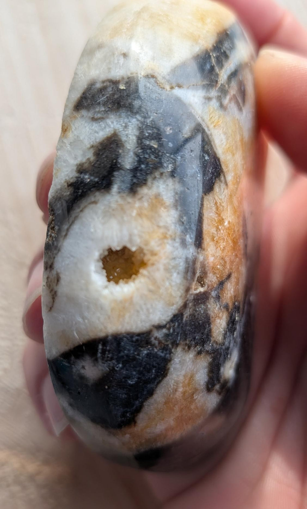 Detailopname van een natuurlijke druzy kristalholte in een Orca Agaat edelsteen maan.