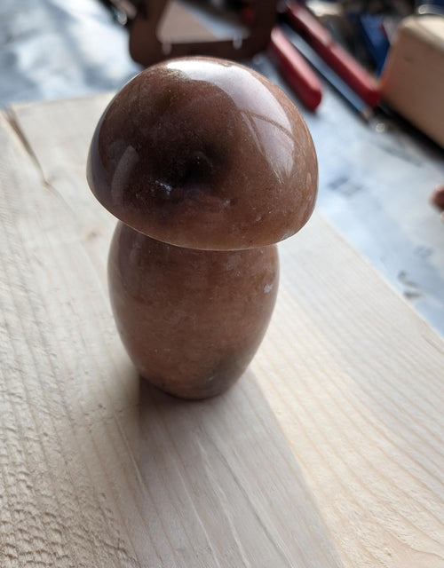 Handgesneden paddenstoel van polychroom jaspis (8.5 cm) met warme rode en bruine patronen.
