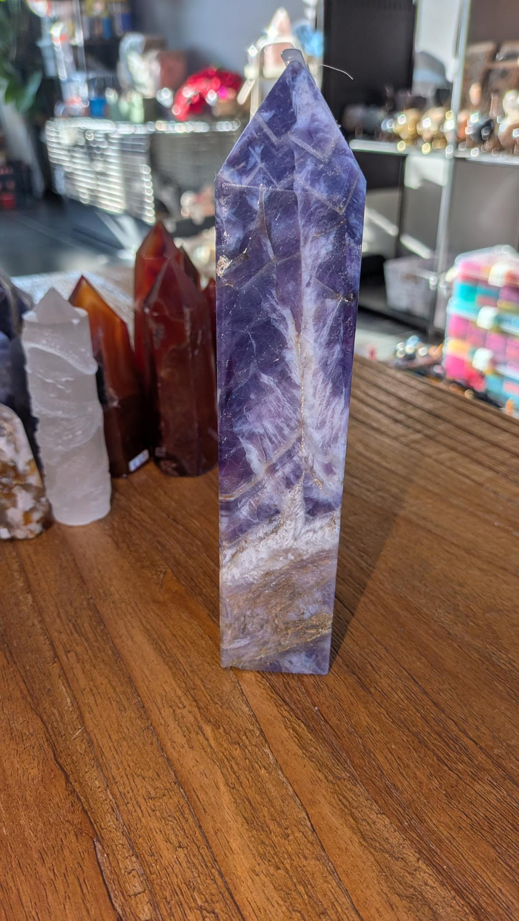 Detailopname van de zijkant van de Droom Amethist toren met natuurlijke kristalstructuren en 480 gram gewicht.