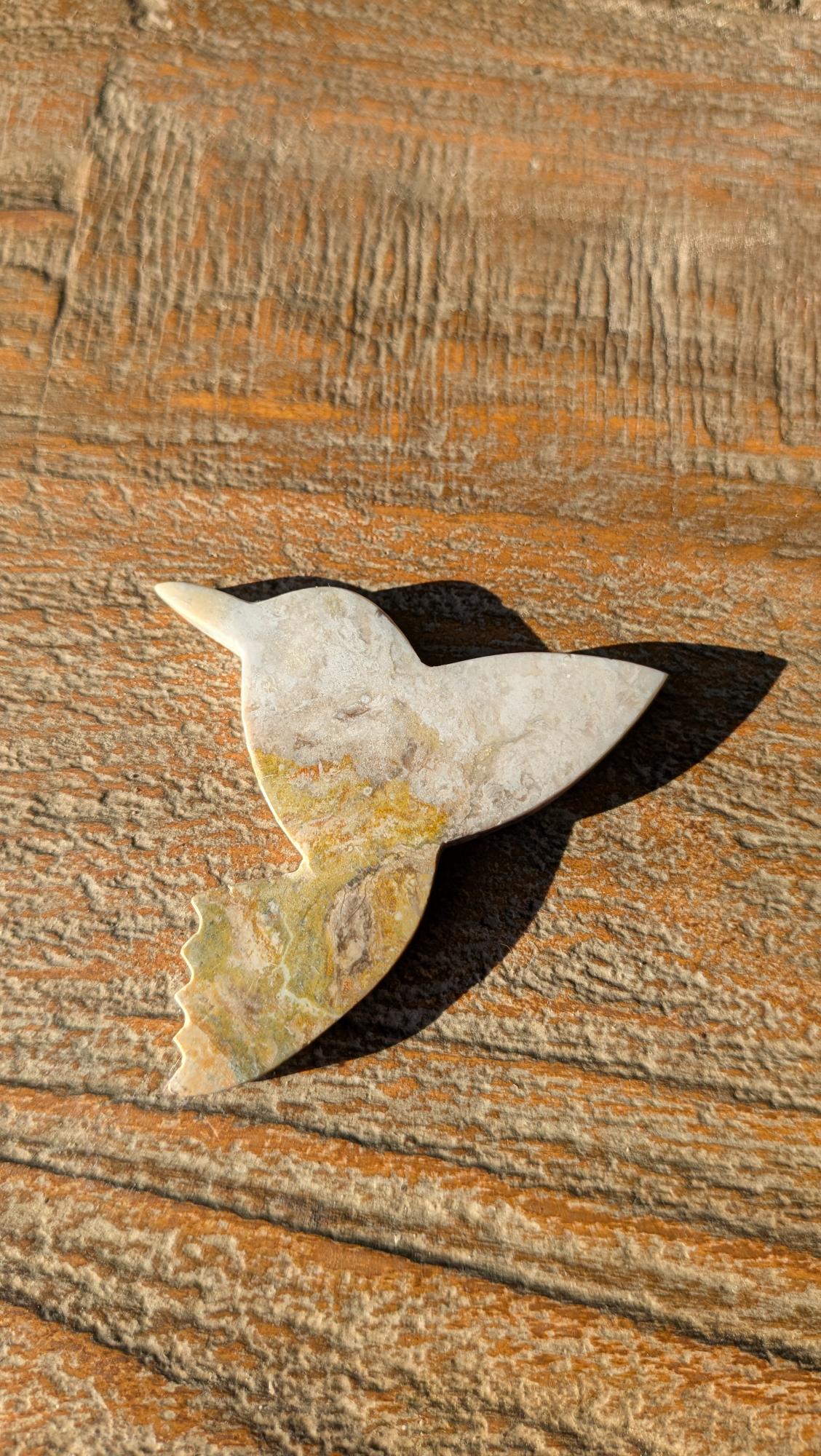 Detailopname van de vleugels en natuurlijke vulkanische patronen van de handgemaakte Bumblebee Jaspis vogel uit Indonesië.