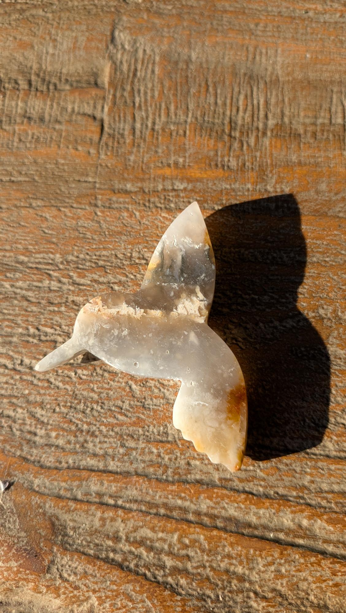 Close-up van de vederlichte witte pluim-insluitsels in een handgemaakte Pluimagaat vogel uit Indonesië.