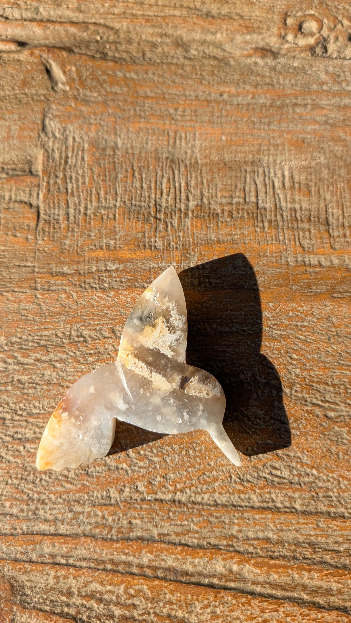 Handgesneden vogel van doorschijnende Pluimagaat met zachte bruine details, handwerk uit Java, 5x5 cm