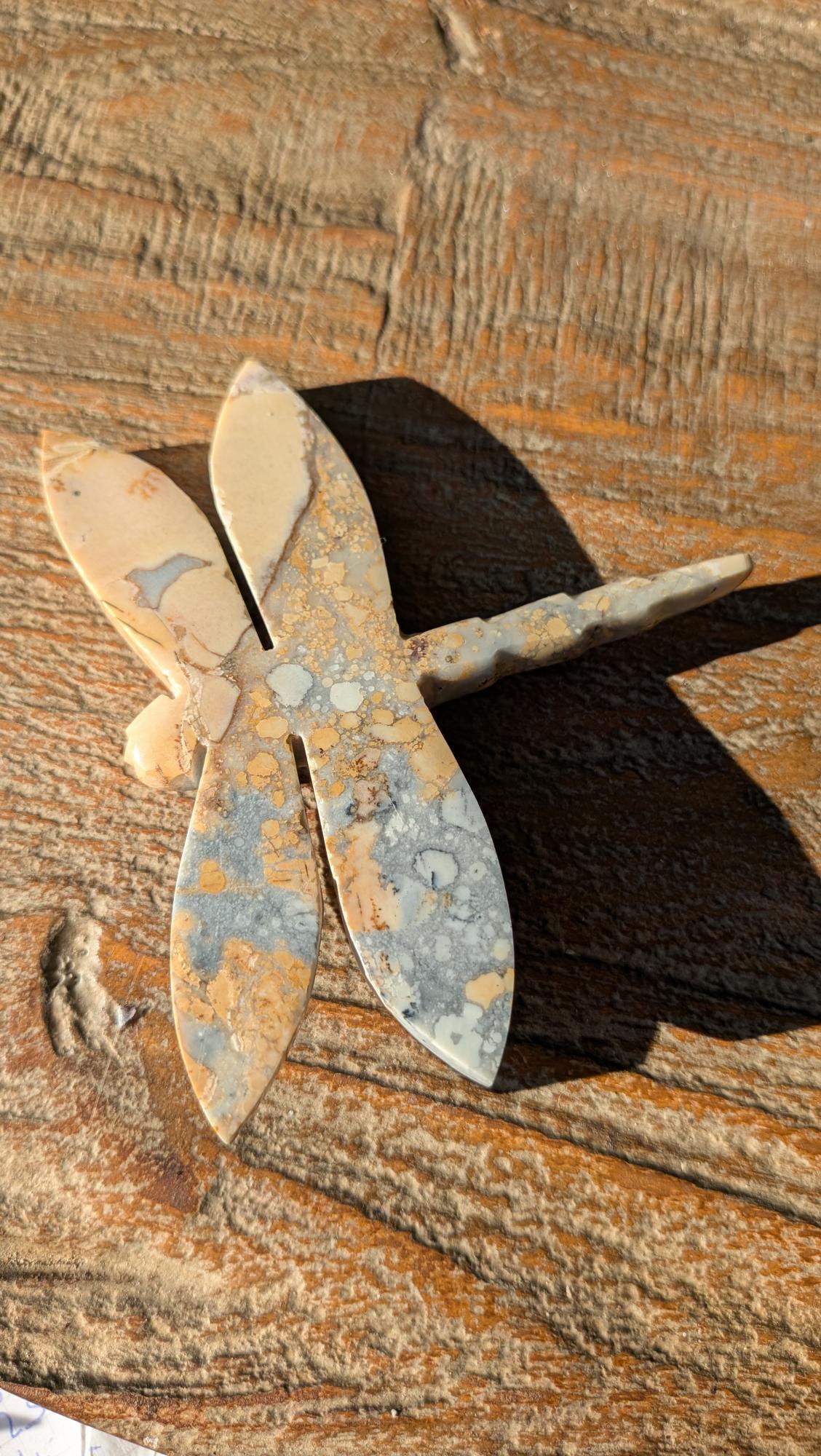 Grote handgesneden libelle van zeldzame Maligano Jaspis, 9 cm breed, met unieke geometrische patronen uit Indonesië.