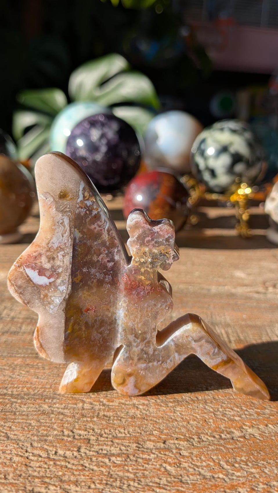 Handgesneden 3D-elfje van Pluimagaat met gedetailleerde vleugels, 7,5x7 cm hoogwaardig handwerk uit Java, Indonesië.