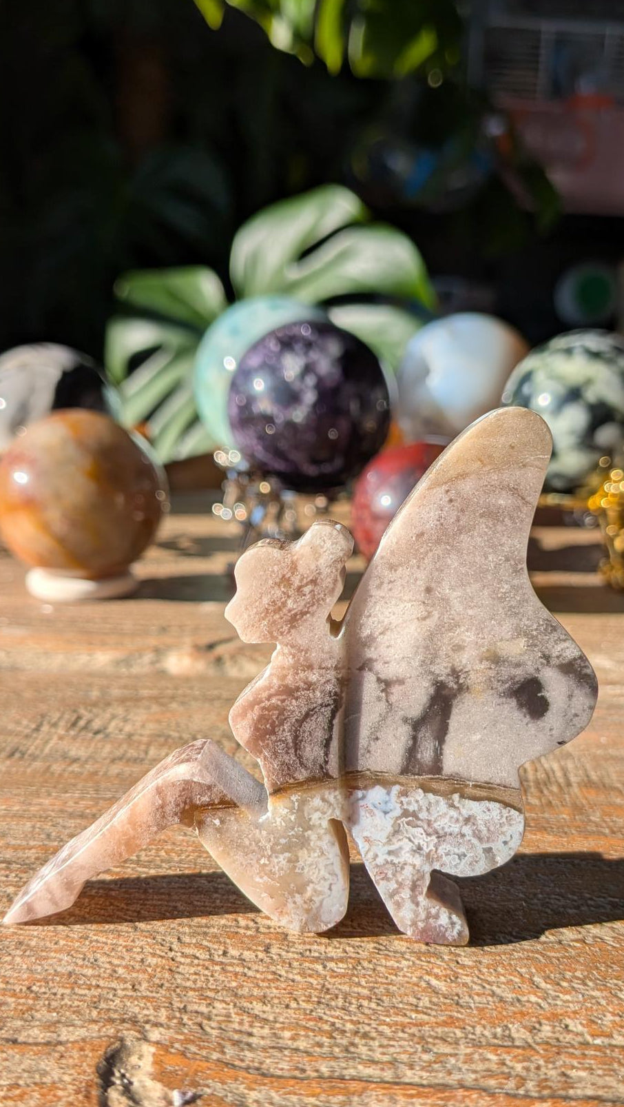 Achterzijde van het handgemaakte Pluimagaat elfje, tonend de mistige, dromerige pluim-structuren in de steen.