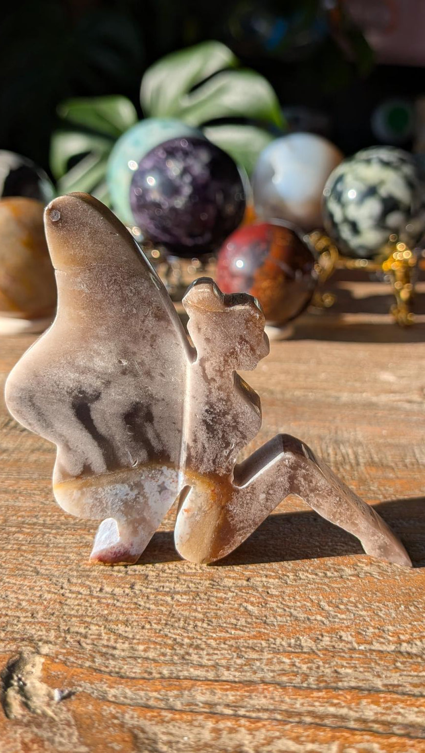 Handgesneden 3D-elfje van Pluimagaat met zachte grijze en witte patronen, 7,5x7 cm, exclusief handwerk uit Java.