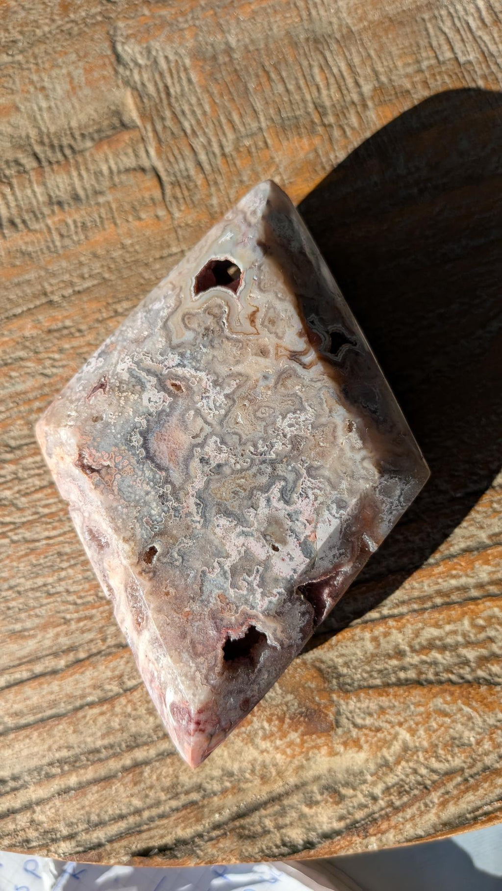 Grote handgeslepen ruit van Crazy Lace Agaat met aardse patronen en natuurlijke kristalholtes, 10 cm lang.