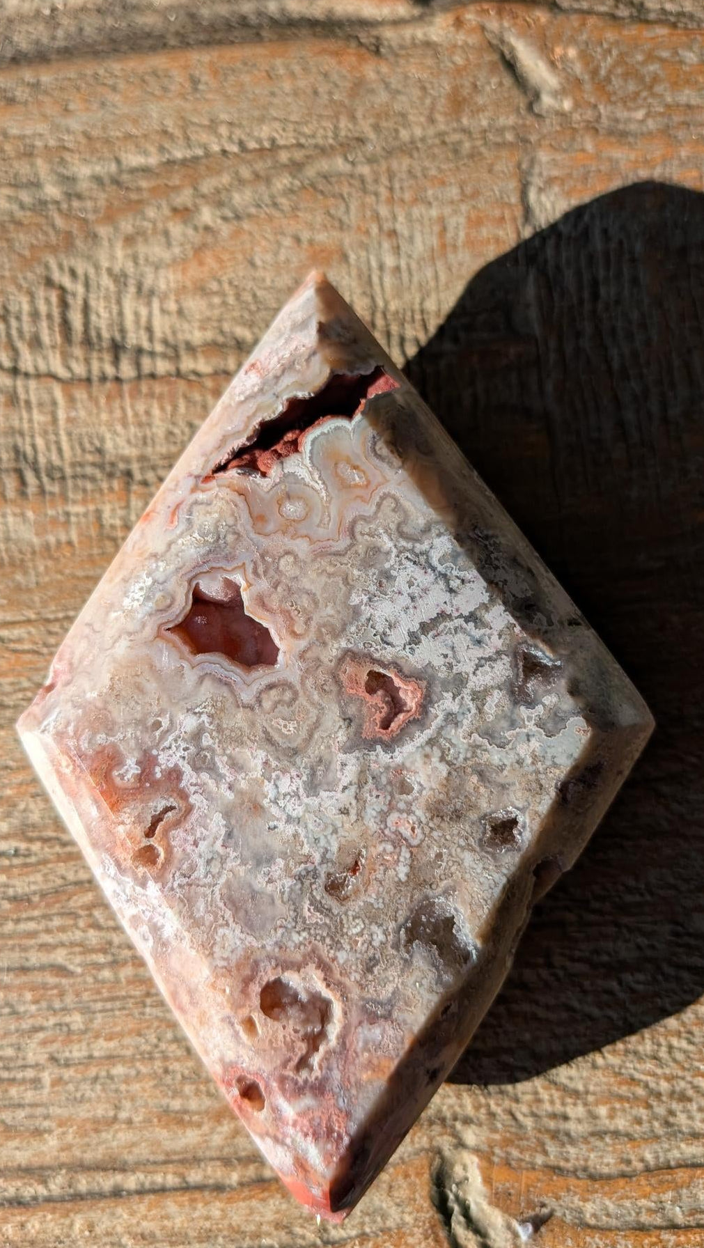 Grote handgeslepen ruit van Crazy Lace Agaat met aardse patronen en natuurlijke kristalholtes, 10 cm lang.