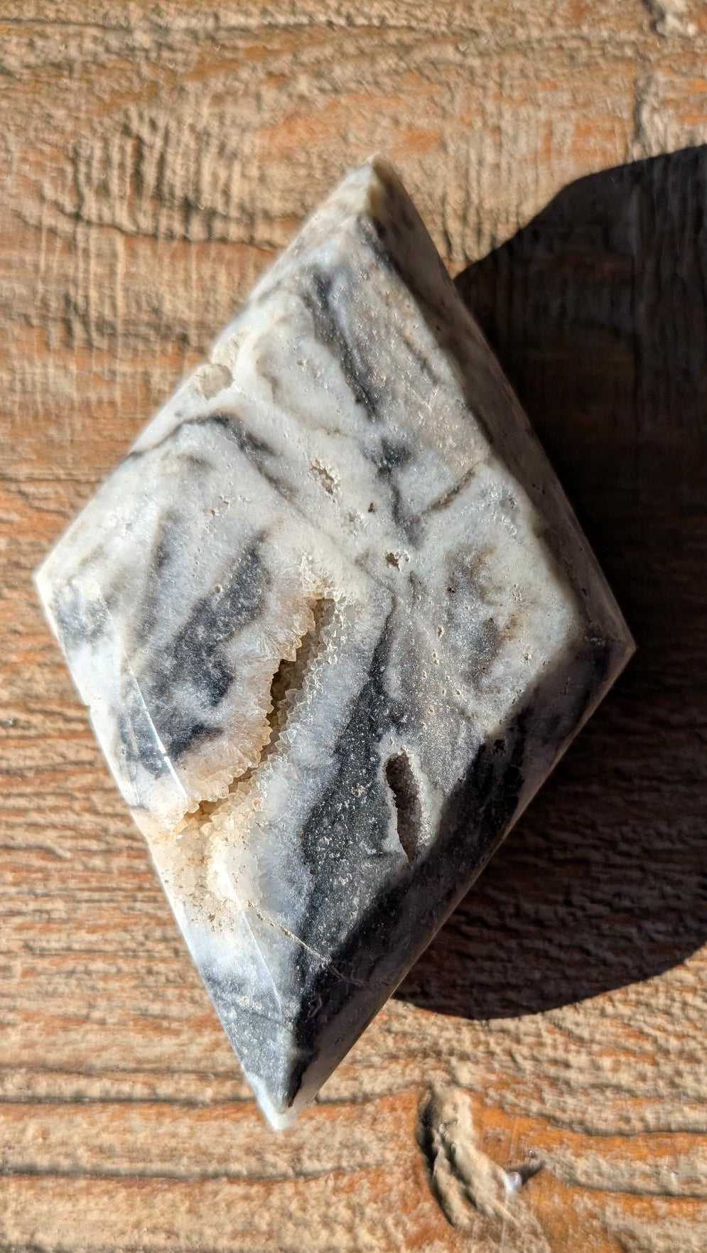 Handgeslepen Sfalereiet ruit van 10 cm met grijze aders en een opvallende kristalholte vol natuurlijke schittering.