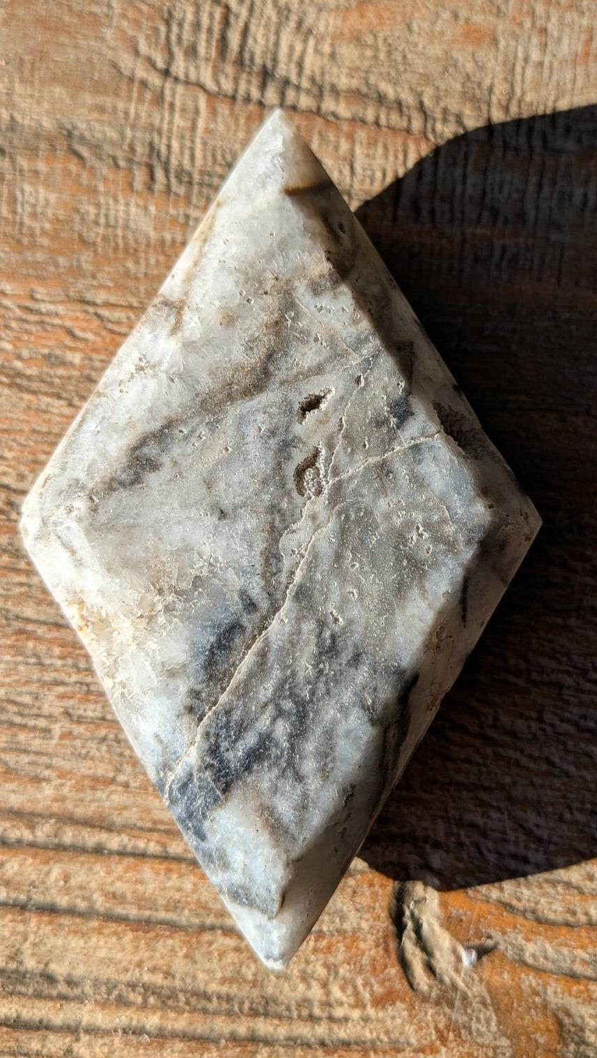 Zijaanzicht van de Sfalereiet ruit tonend de massieve 2,5 cm dikte en de robuuste, natuurlijke structuur van de steen.