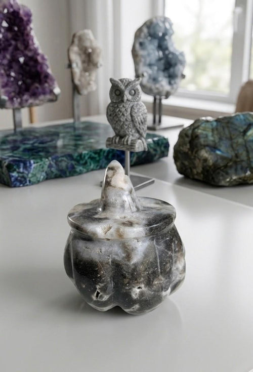 Handgesneden kleine heksenketel van grijze Sphaleriet met een glinsterende kristalgeode, ambachtelijk gemaakt op Java.