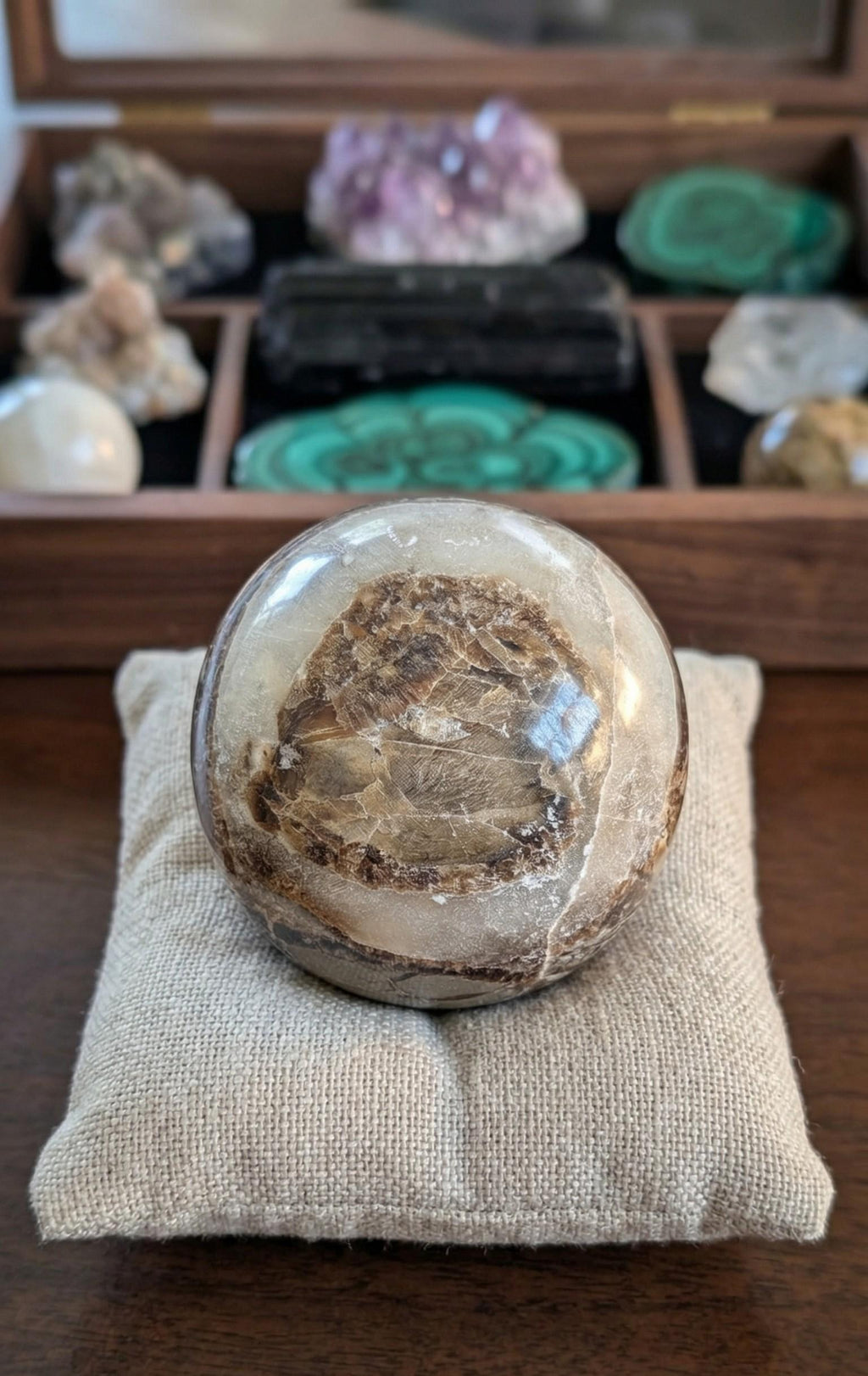 Massieve Mica bol van 7,5 cm met een intense zilveren glans op een linnen kussentje, gewicht 640 gram. Prijs 59,95 euro. Zeldzaam kristalobject.