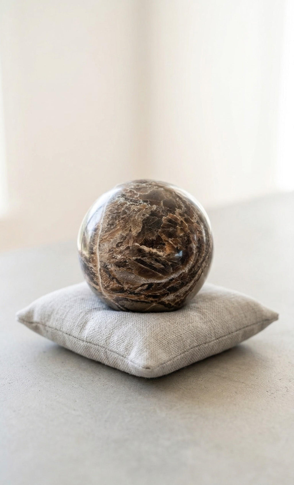 Massieve Mica bol van 7,5 cm met een intense zilveren glans op een linnen kussentje, gewicht 640 gram. Prijs 59,95 euro. Zeldzaam kristalobject.