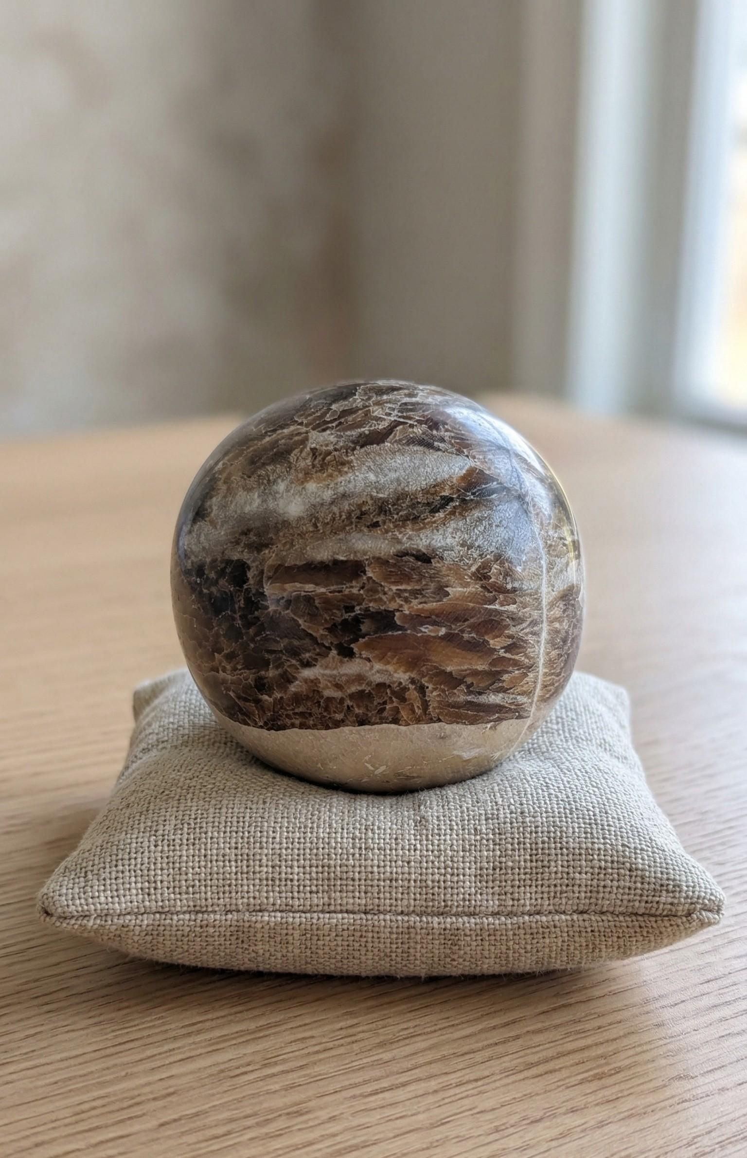 Massieve Mica bol van 7,5 cm met een intense zilveren glans op een linnen kussentje, gewicht 640 gram. Prijs 59,95 euro. Zeldzaam kristalobject.