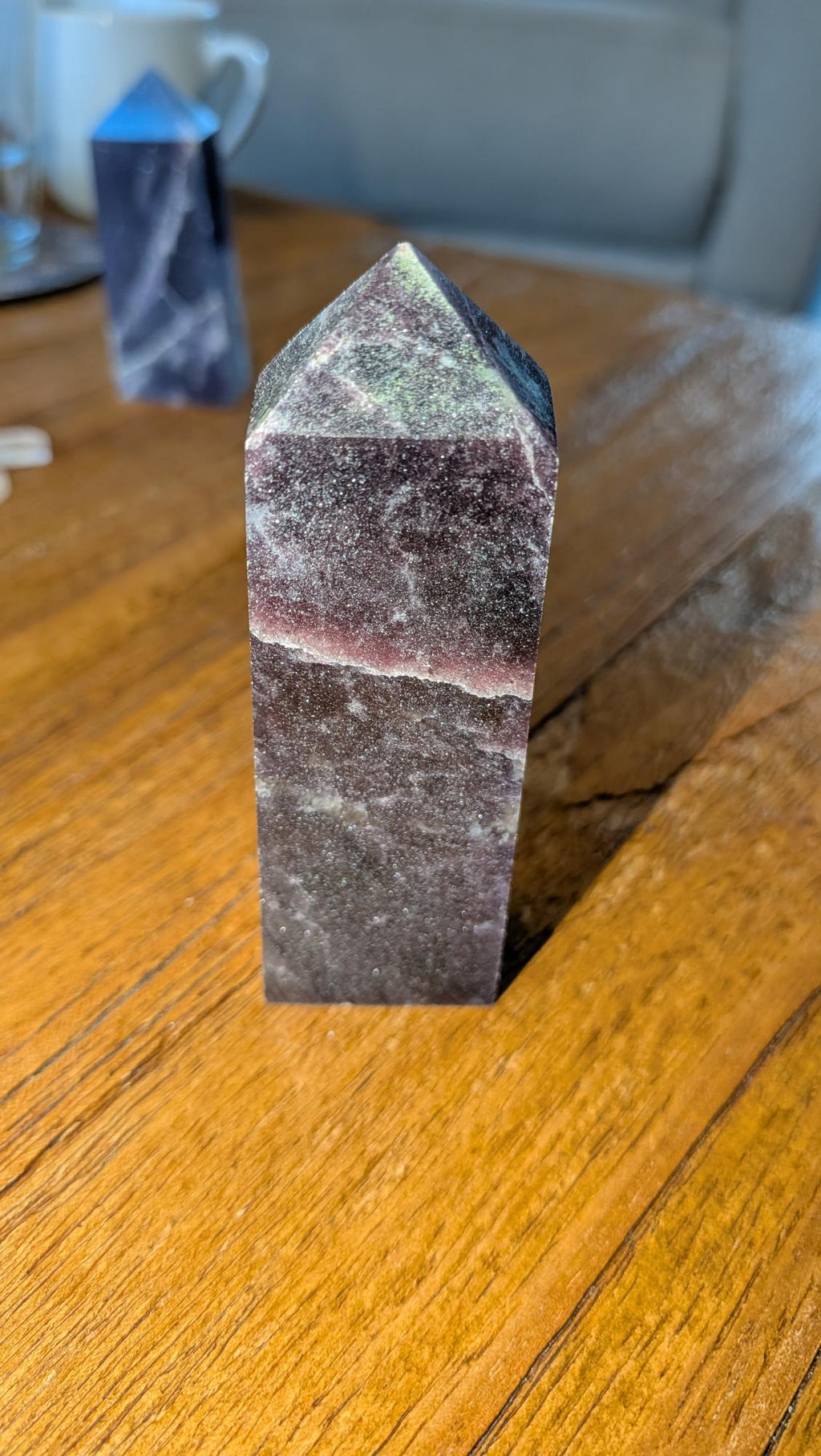 Detailopname van de lila kleur en kristalstructuur van de Lepidoliet punt, 103 gram.