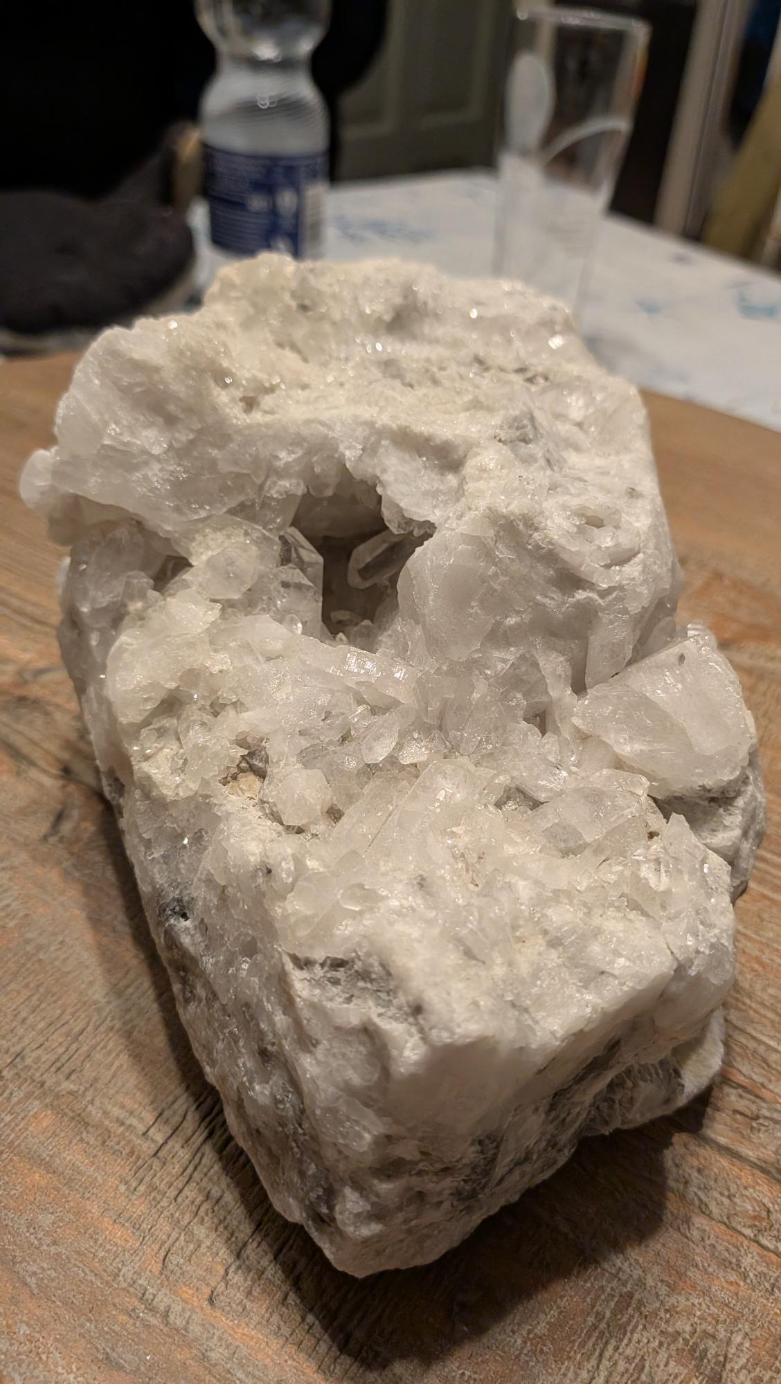 Groot wit Bergkristal cluster met een natuurlijke holte waarin een heldere, transparante kristalpunt zichtbaar is.