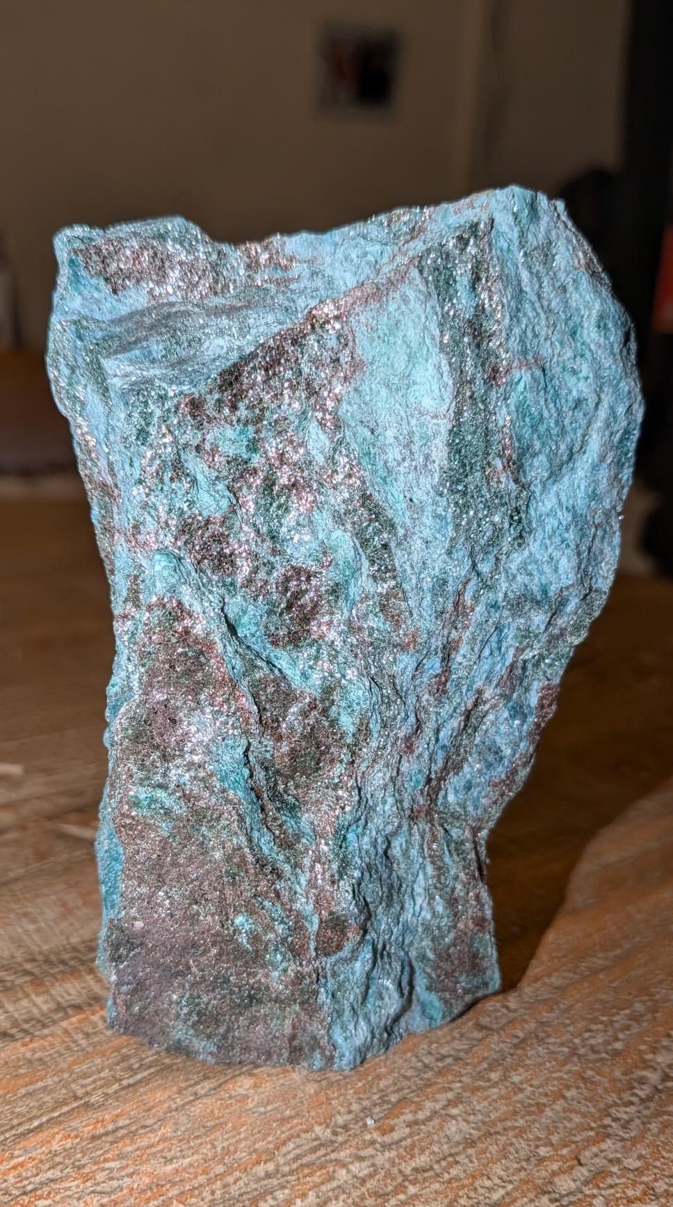 66. Ruwe Fuchsiet Cluster (250g) – Steen van Vernieuwing en Hartenergie