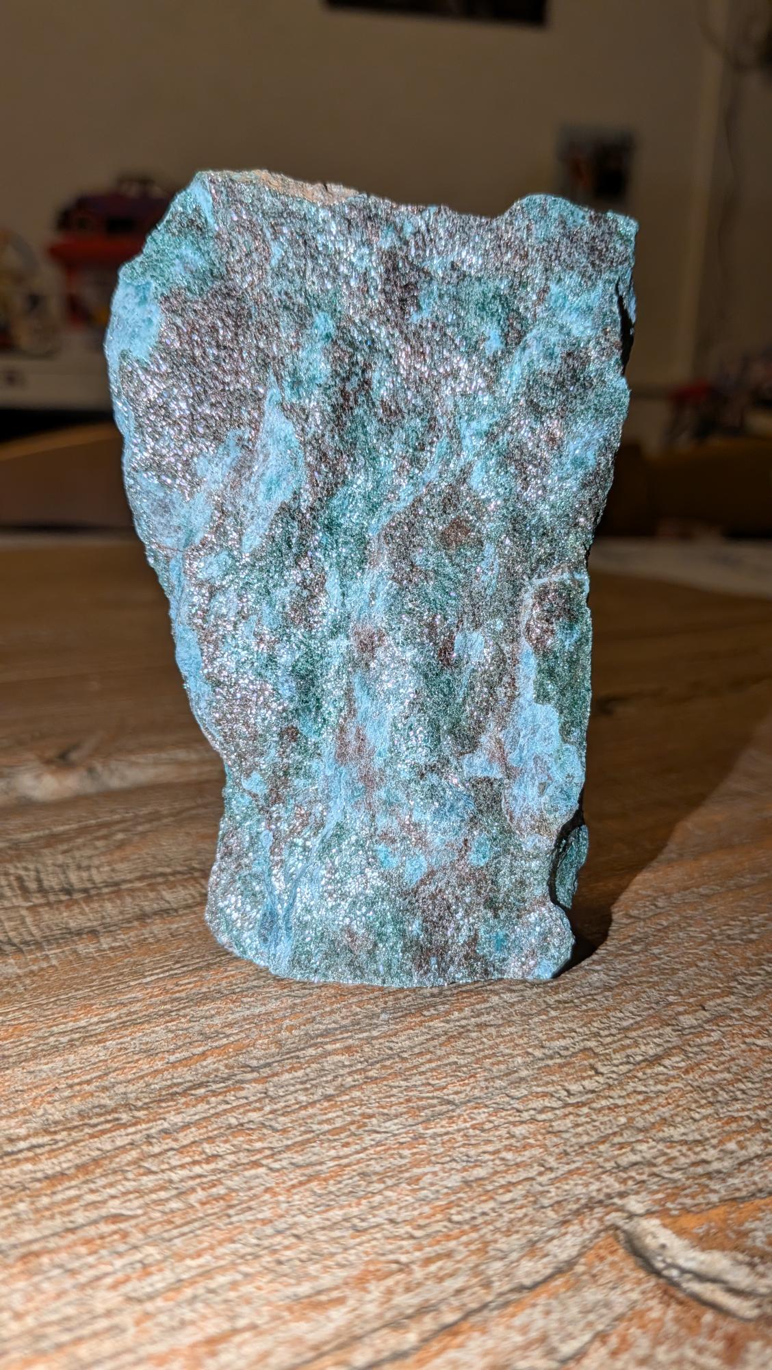 66. Ruwe Fuchsiet Cluster (250g) – Steen van Vernieuwing en Hartenergie