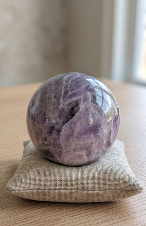 Grote gepolijste Chevron Amethist bol van 6 cm met paarse en witte banden, prijs 32,95 euro. Houders apart verkrijgbaar.