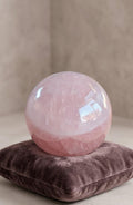 Grote massieve Rozenkwarts bol van 10 cm op een luxe paars kussentje, gewicht 1.7 kg. Exclusief kristal object voor liefde en harmonie.