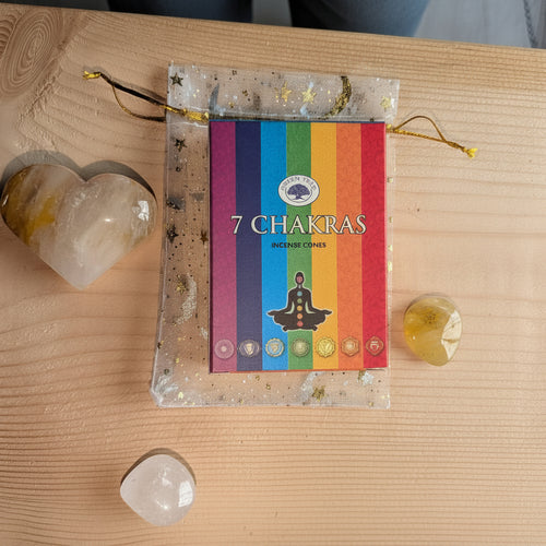 Geschenkset in een organza zakje met maantjes en sterren, bevattende een Golden Healer hart, een Fluoriet druppel, een Bergkristal trommelsteen en een doosje 7 Chakras wierookkegels.