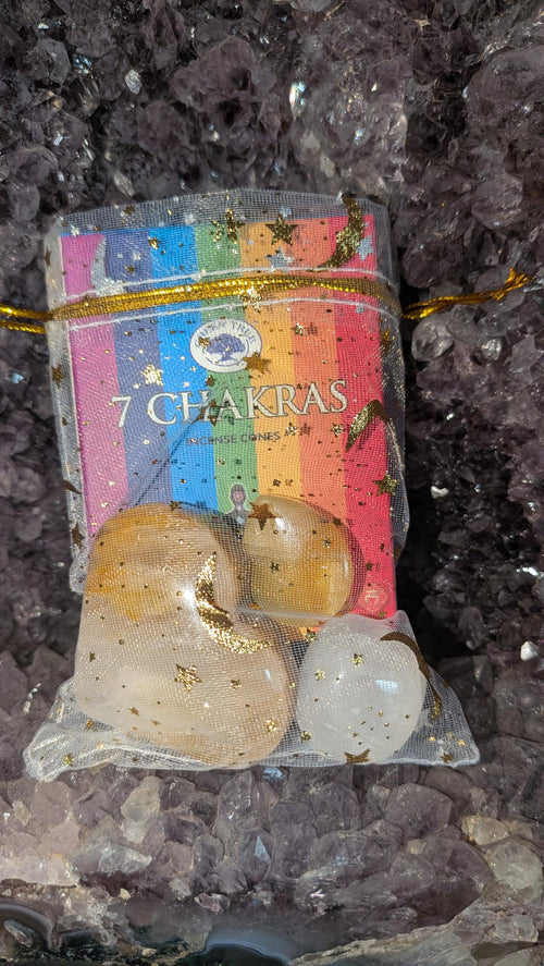 Geschenkset in een organza zakje met maantjes en sterren, bevattende een Golden Healer hart, een Fluoriet druppel, een Bergkristal trommelsteen en een doosje 7 Chakras wierookkegels.