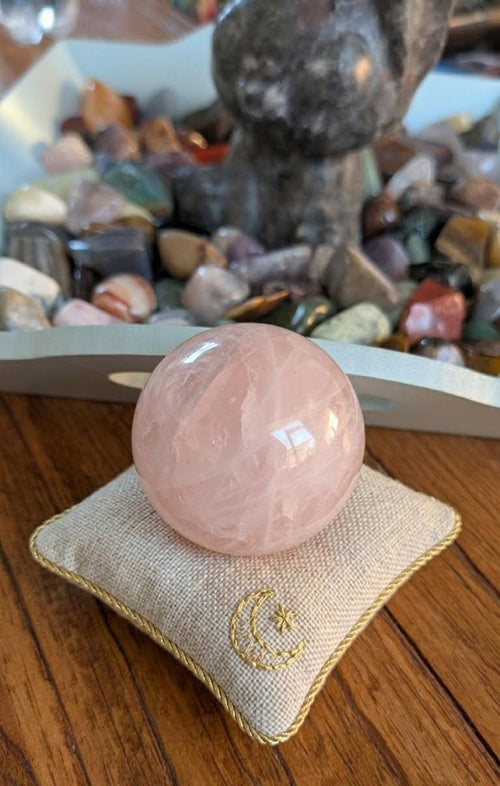 Gepolijste roze Rozenkwarts bol van 4 cm op een geborduurd kussentje met maan-teken, prijs 12,50 euro. Houders apart verkrijgbaar.