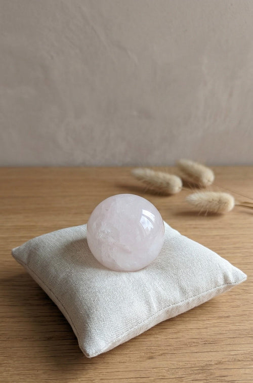 Gepolijste roze Rozenkwarts bol van 3,5 cm op een kussentje, prijs 9,95 euro. Houders apart verkrijgbaar.
