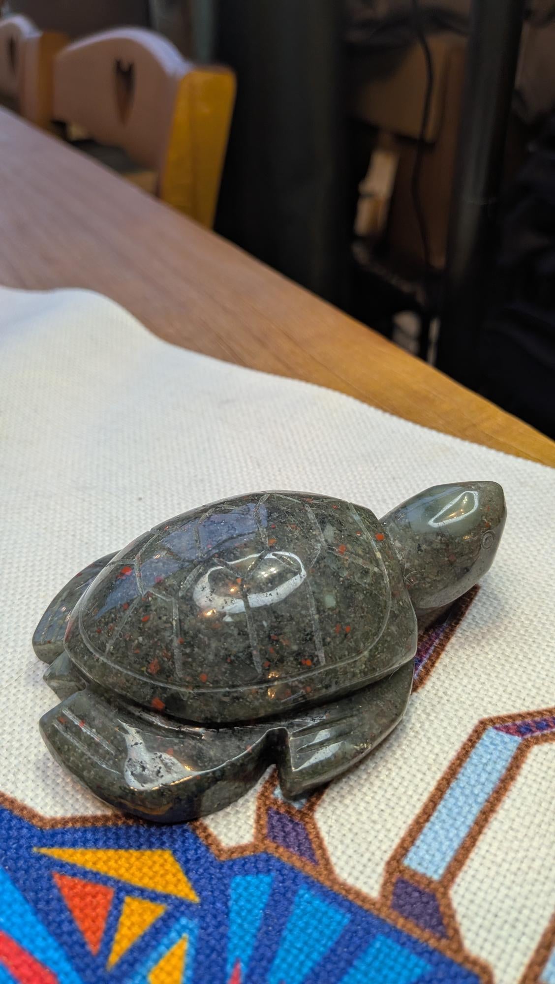 Schildpad carving van Afrikaanse bloedsteen van 308 gram en 11 cm - Edeltwist
