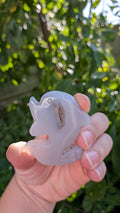 Agaat dolfijn carving – handgesneden edelsteen beeldje van 5,5x4,5 cm