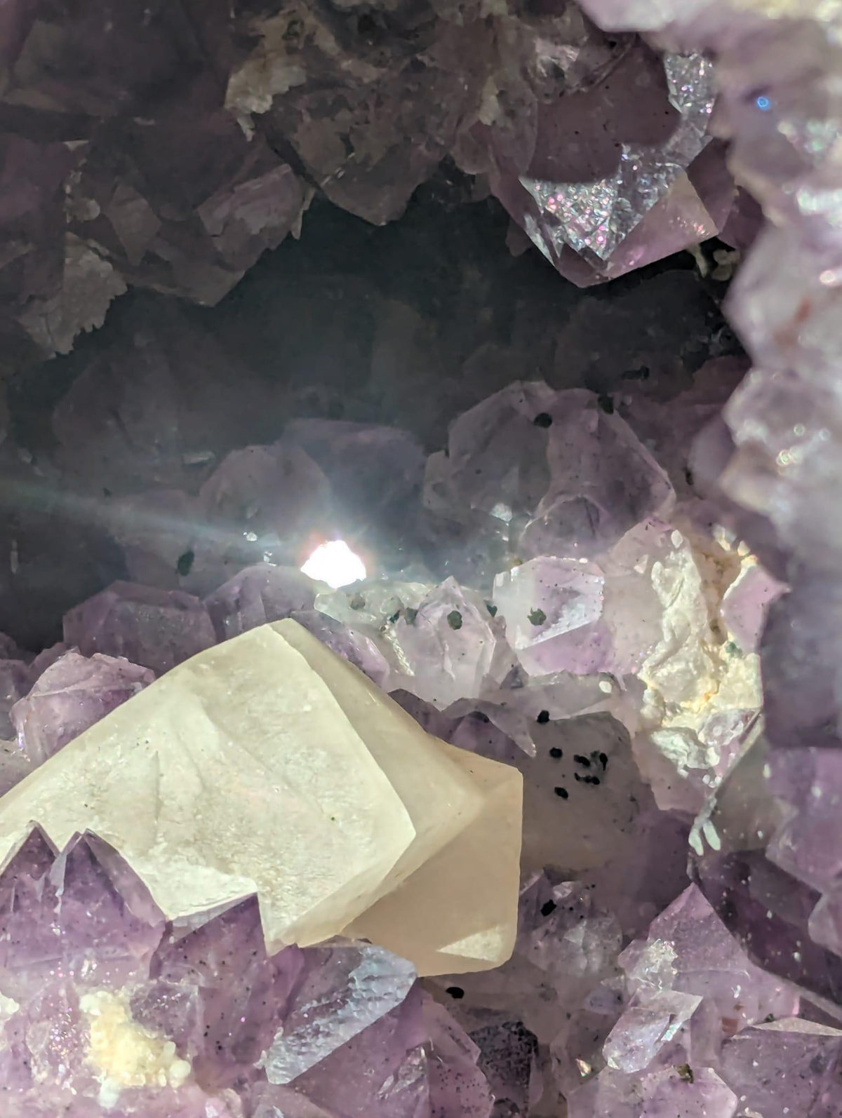 Amethist Geode met Calciet (21 kg)