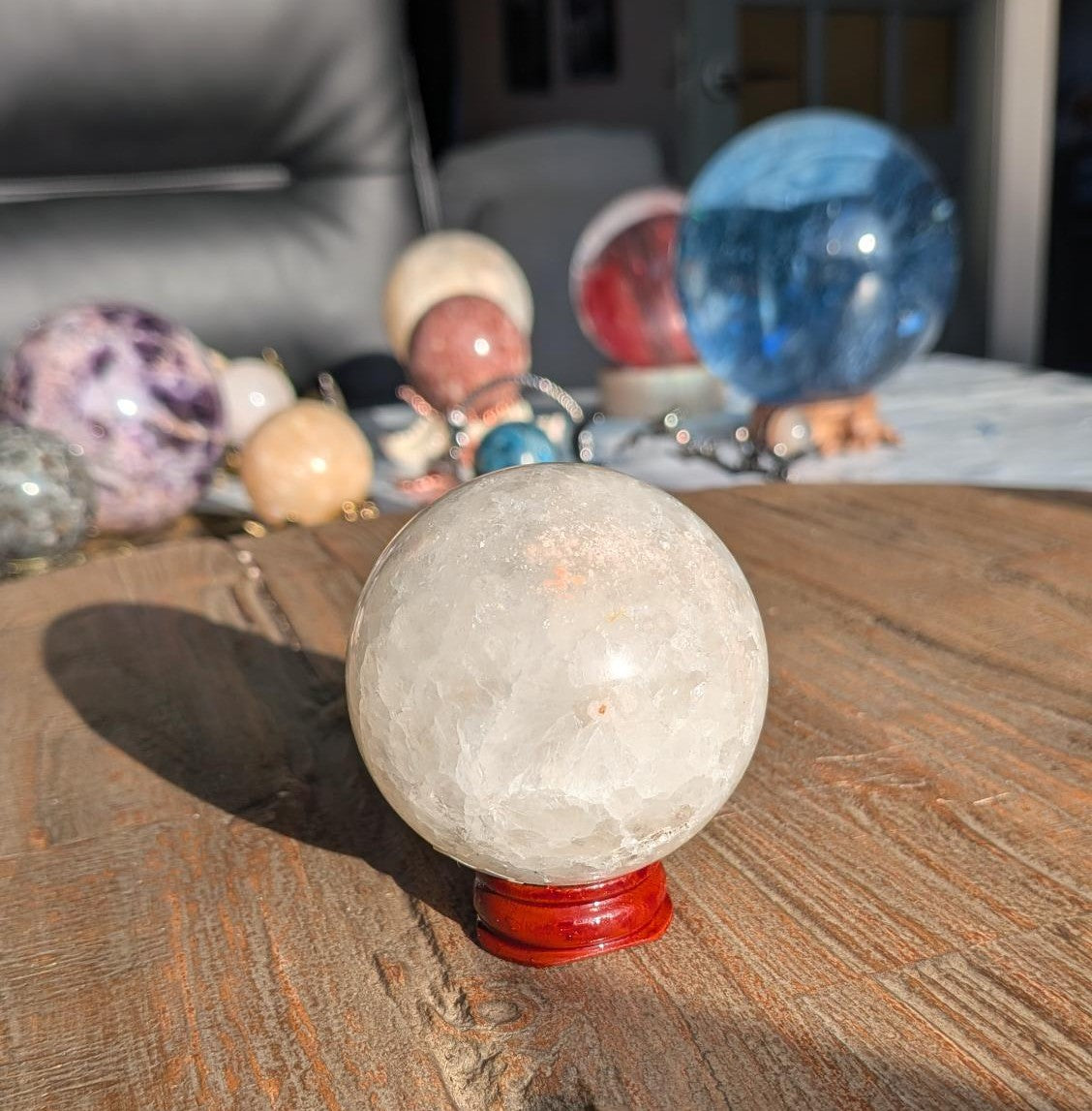 Close-up van de zijkant van de bol waarop de natuurlijke gaatjes en kristalstructuren duidelijk zichtbaar zijn in het zonlicht.