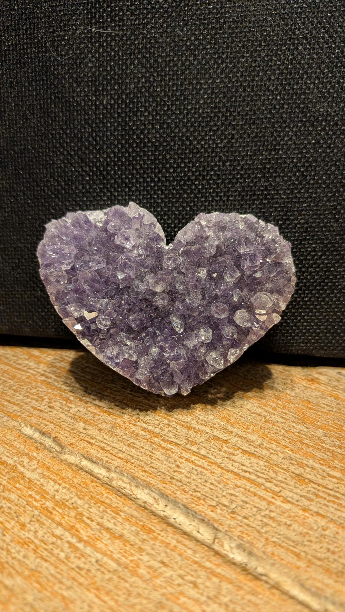 "Paars mini Amethist Geode hart van 6 x 5 cm met een glinsterende kristalstructuur."