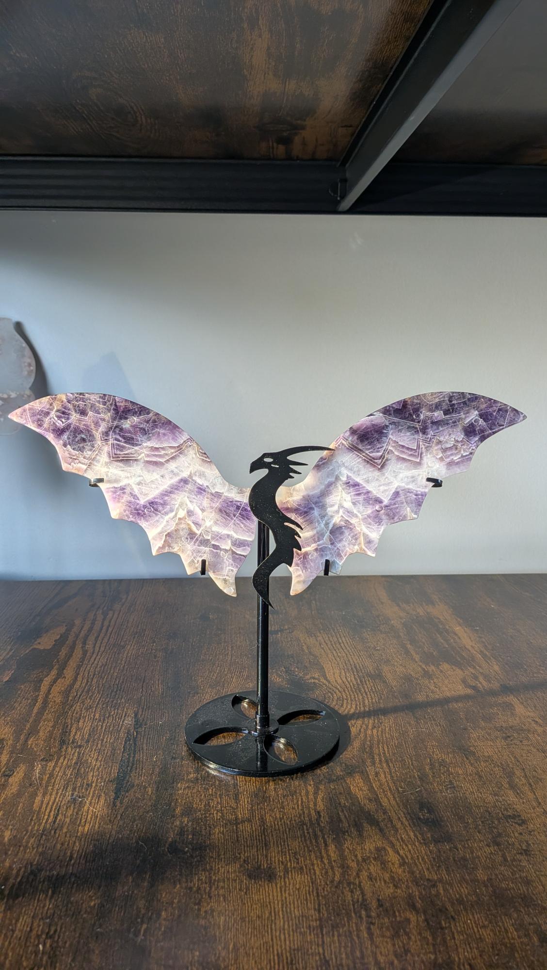 Grote amethist draak op standaard met paarse chevron patronen van 31 cm breed