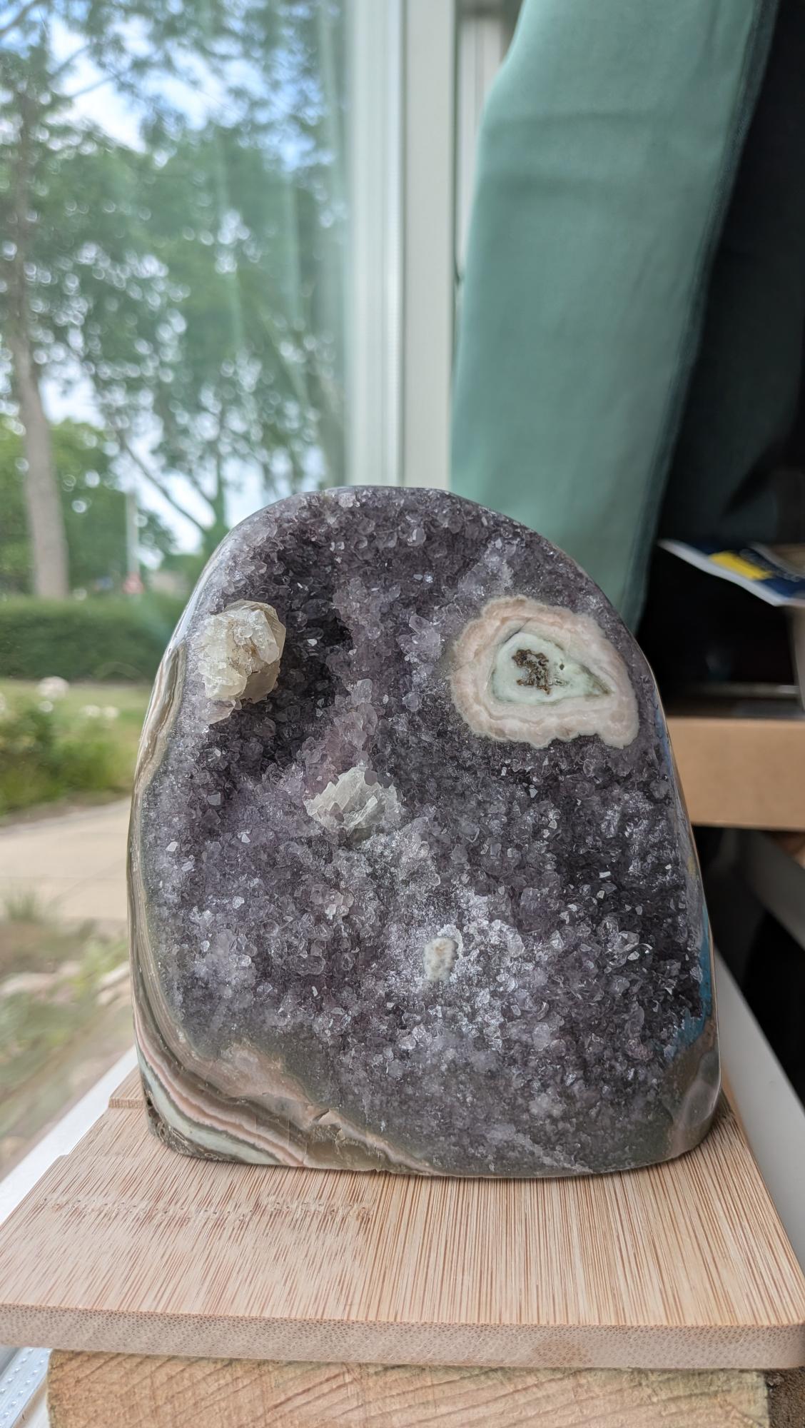Een indrukwekkende amethist geode van 2252 gram met diepe, natuurlijke kristalformaties en een robuuste omlijsting