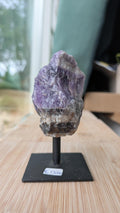 Een Amezez Amethist cluster van 144 gram op een zwarte standaard, met zicht op de diepe paarse kristalstructuur