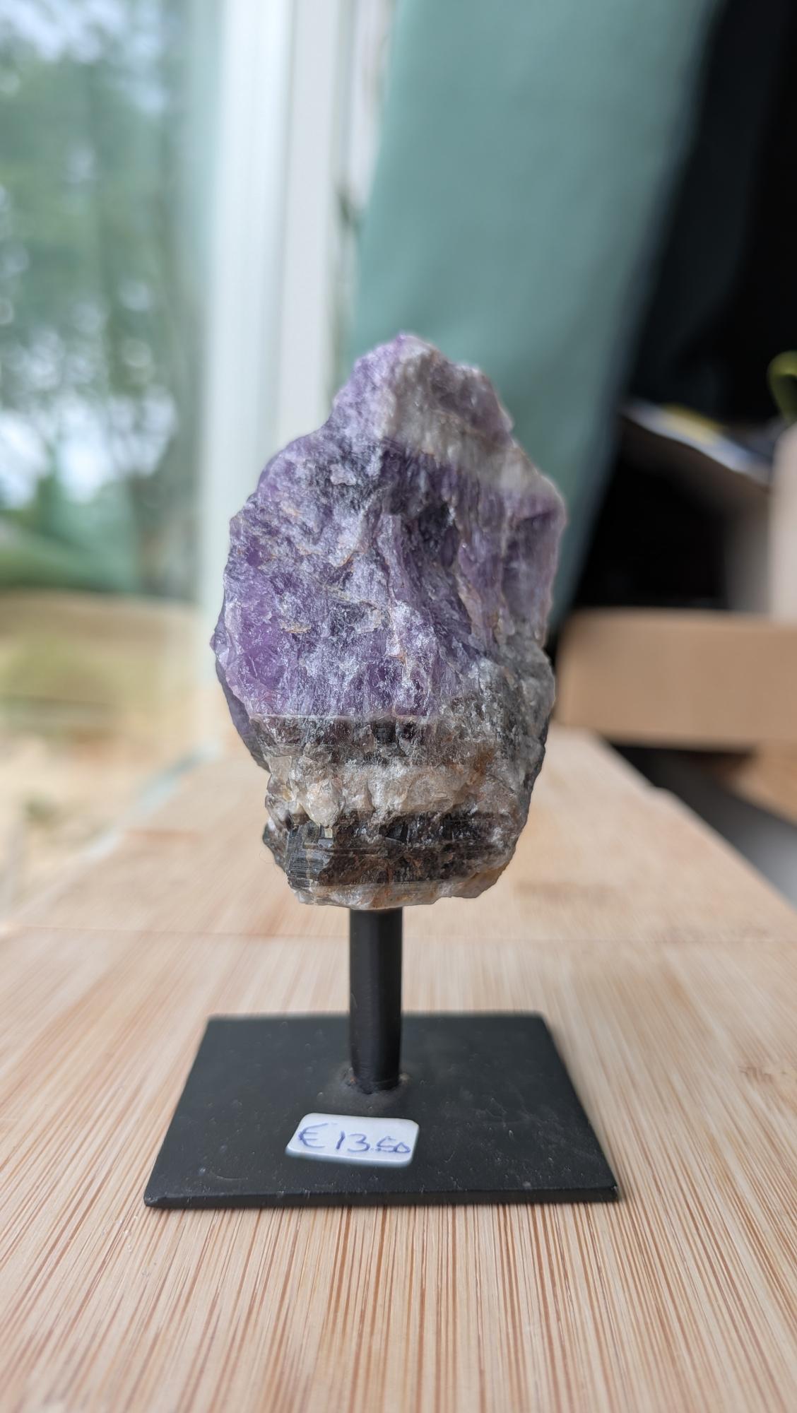 Een Amezez Amethist cluster van 144 gram op een zwarte standaard, met zicht op de diepe paarse kristalstructuur