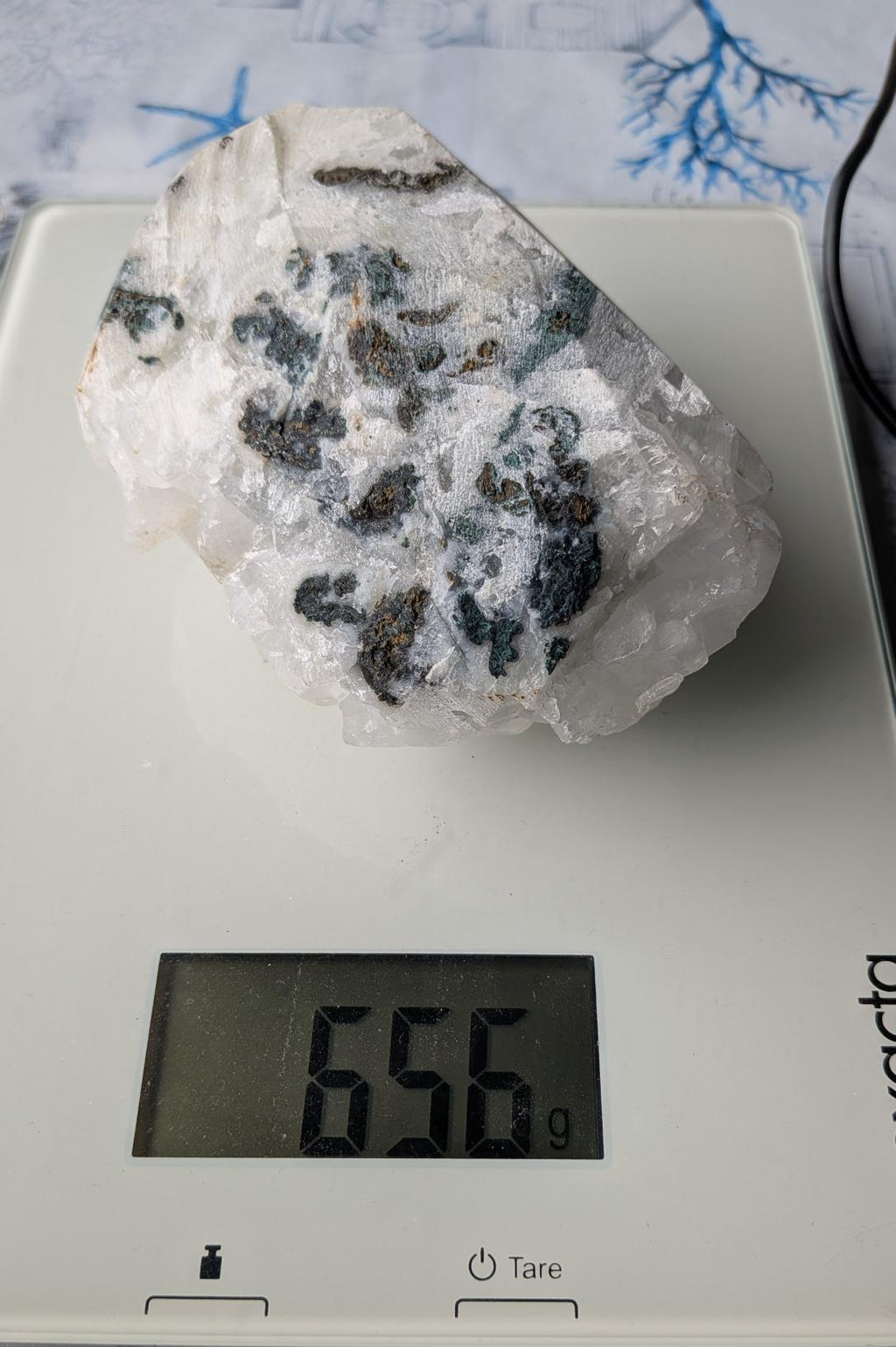 Een substantieel, ruw Apofylliet cluster van 656 gram uit Nasik, India, met heldere, scherpe kristalstructuren aan de voorzijde en een robuuste matrix aan de achterzijde.