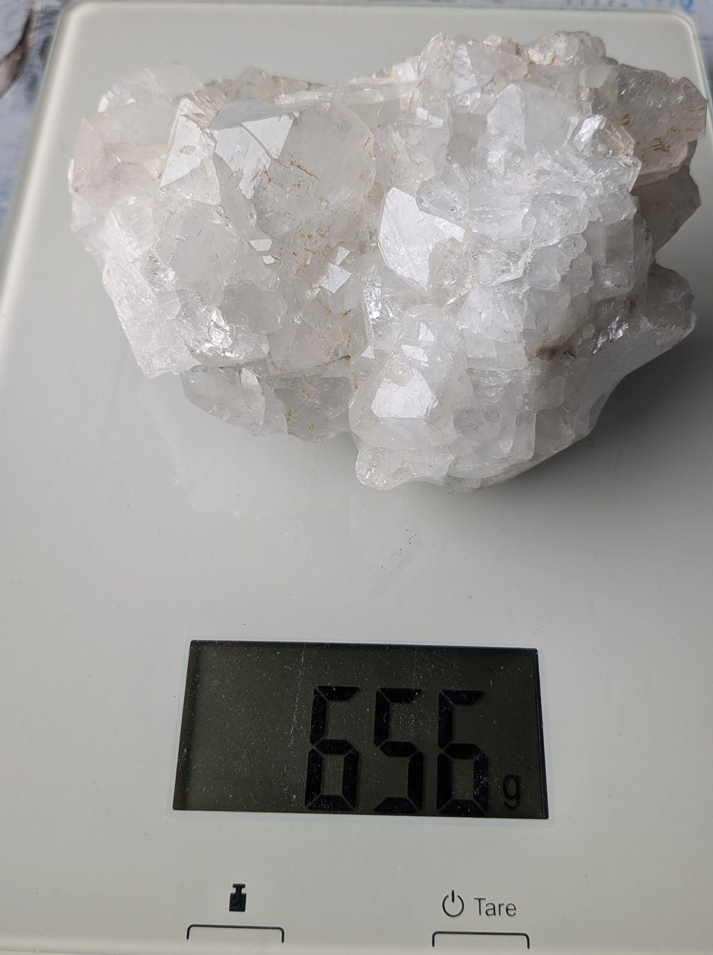 Een substantieel, ruw Apofylliet cluster van 656 gram uit Nasik, India, met heldere, scherpe kristalstructuren aan de voorzijde en een robuuste matrix aan de achterzijde.